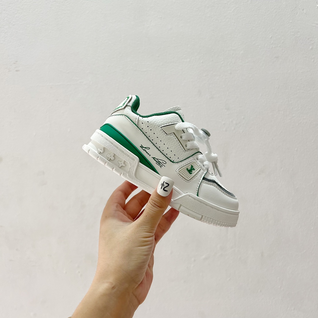 图片[2]-🔗LV Trainer儿童板鞋🎀 尺码：26-37码 👟舒适透气，轻盈步伐👟 这款板鞋采用优质材料制作，既保证了穿着的舒适度，又让小脚丫能自由呼吸。轻盈的设计让孩子们无论是跑跳还是漫步都能感受到轻松自在，完美适应他们的活泼天性。 🌈缤纷色彩，点亮每一步🌈 LV Trainer儿童板鞋不仅有经典的黑白配色，还有各种鲜艳夺目的色彩选择。从活泼的荧光绿到梦幻的樱花粉，每一种颜色都能点亮孩子的日常，成为他们个性的表达。 ✨安全设计，守护每一次探索✨ 考虑到孩子们的好奇心和探险欲，这款板鞋特别加强了鞋底的抓地力，提供更好的稳定性，即使在户外游戏中也能稳固站立，减少摔倒的风险。 🎉细节之处，尽显匠心品质🎉 从鞋带的可调节设计到易于穿脱的魔术贴，每一个细节都精心考量，旨在带给孩子们更加便捷舒适的体验。同时，精致的LV LOGO和标志性的花纹，无疑彰显了品牌独特的时尚态度。-选品中心