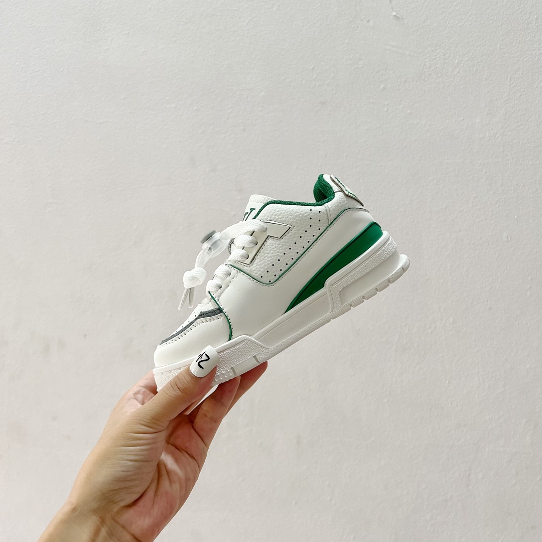 图片[4]-🔗LV Trainer儿童板鞋🎀 尺码：26-37码 👟舒适透气，轻盈步伐👟 这款板鞋采用优质材料制作，既保证了穿着的舒适度，又让小脚丫能自由呼吸。轻盈的设计让孩子们无论是跑跳还是漫步都能感受到轻松自在，完美适应他们的活泼天性。 🌈缤纷色彩，点亮每一步🌈 LV Trainer儿童板鞋不仅有经典的黑白配色，还有各种鲜艳夺目的色彩选择。从活泼的荧光绿到梦幻的樱花粉，每一种颜色都能点亮孩子的日常，成为他们个性的表达。 ✨安全设计，守护每一次探索✨ 考虑到孩子们的好奇心和探险欲，这款板鞋特别加强了鞋底的抓地力，提供更好的稳定性，即使在户外游戏中也能稳固站立，减少摔倒的风险。 🎉细节之处，尽显匠心品质🎉 从鞋带的可调节设计到易于穿脱的魔术贴，每一个细节都精心考量，旨在带给孩子们更加便捷舒适的体验。同时，精致的LV LOGO和标志性的花纹，无疑彰显了品牌独特的时尚态度。-选品中心