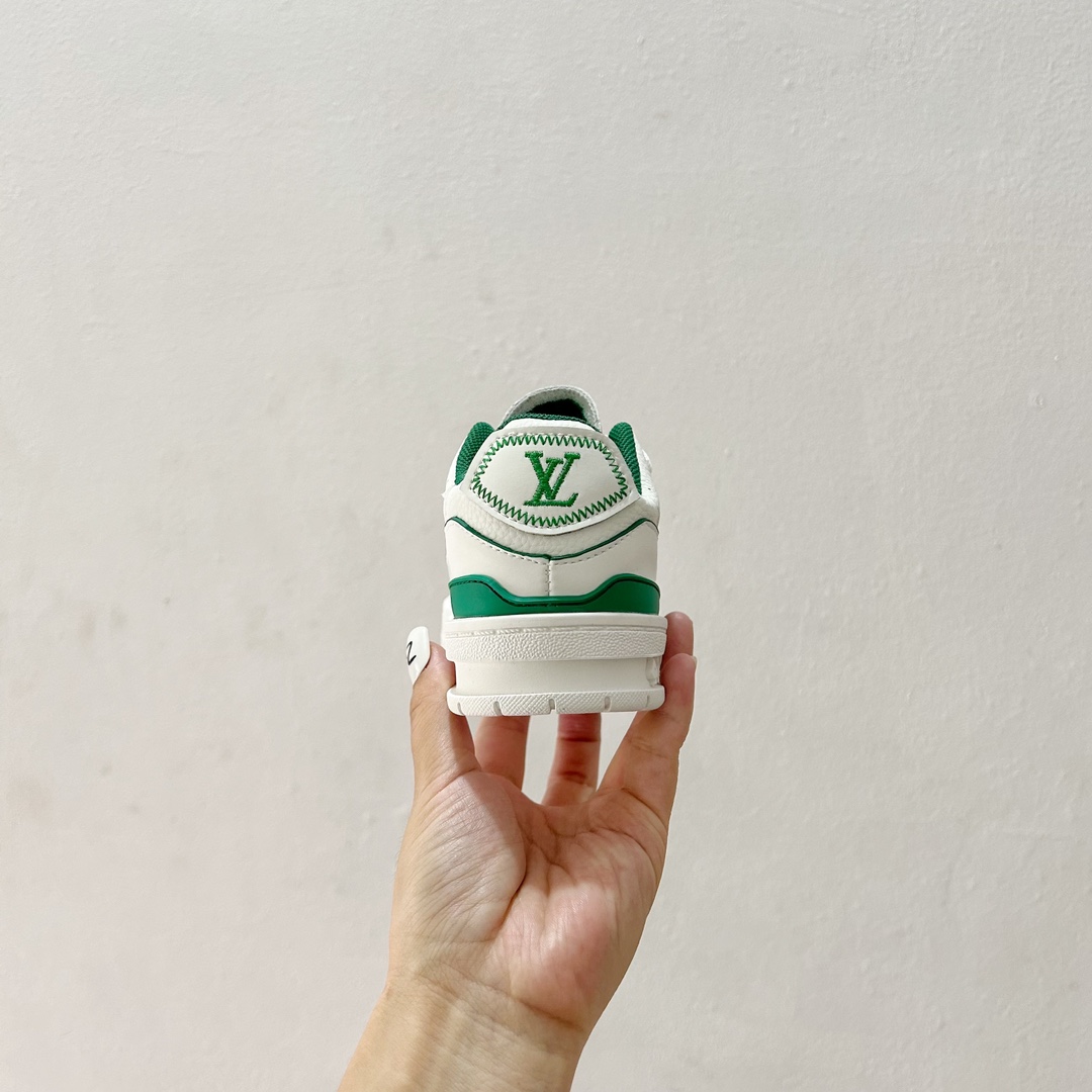 图片[6]-🔗LV Trainer儿童板鞋🎀 尺码：26-37码 👟舒适透气，轻盈步伐👟 这款板鞋采用优质材料制作，既保证了穿着的舒适度，又让小脚丫能自由呼吸。轻盈的设计让孩子们无论是跑跳还是漫步都能感受到轻松自在，完美适应他们的活泼天性。 🌈缤纷色彩，点亮每一步🌈 LV Trainer儿童板鞋不仅有经典的黑白配色，还有各种鲜艳夺目的色彩选择。从活泼的荧光绿到梦幻的樱花粉，每一种颜色都能点亮孩子的日常，成为他们个性的表达。 ✨安全设计，守护每一次探索✨ 考虑到孩子们的好奇心和探险欲，这款板鞋特别加强了鞋底的抓地力，提供更好的稳定性，即使在户外游戏中也能稳固站立，减少摔倒的风险。 🎉细节之处，尽显匠心品质🎉 从鞋带的可调节设计到易于穿脱的魔术贴，每一个细节都精心考量，旨在带给孩子们更加便捷舒适的体验。同时，精致的LV LOGO和标志性的花纹，无疑彰显了品牌独特的时尚态度。-选品中心
