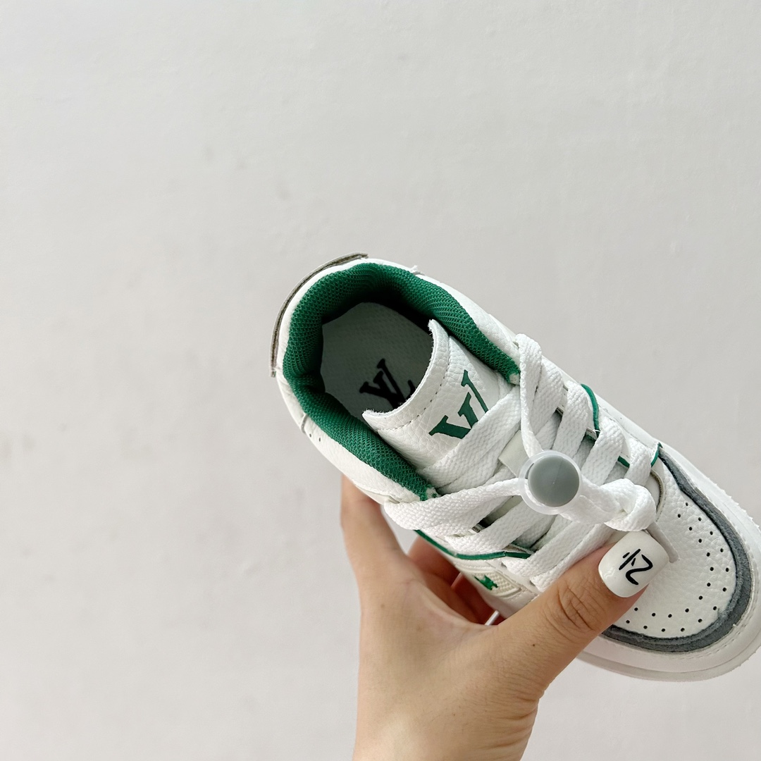 图片[7]-🔗LV Trainer儿童板鞋🎀 尺码：26-37码 👟舒适透气，轻盈步伐👟 这款板鞋采用优质材料制作，既保证了穿着的舒适度，又让小脚丫能自由呼吸。轻盈的设计让孩子们无论是跑跳还是漫步都能感受到轻松自在，完美适应他们的活泼天性。 🌈缤纷色彩，点亮每一步🌈 LV Trainer儿童板鞋不仅有经典的黑白配色，还有各种鲜艳夺目的色彩选择。从活泼的荧光绿到梦幻的樱花粉，每一种颜色都能点亮孩子的日常，成为他们个性的表达。 ✨安全设计，守护每一次探索✨ 考虑到孩子们的好奇心和探险欲，这款板鞋特别加强了鞋底的抓地力，提供更好的稳定性，即使在户外游戏中也能稳固站立，减少摔倒的风险。 🎉细节之处，尽显匠心品质🎉 从鞋带的可调节设计到易于穿脱的魔术贴，每一个细节都精心考量，旨在带给孩子们更加便捷舒适的体验。同时，精致的LV LOGO和标志性的花纹，无疑彰显了品牌独特的时尚态度。-选品中心