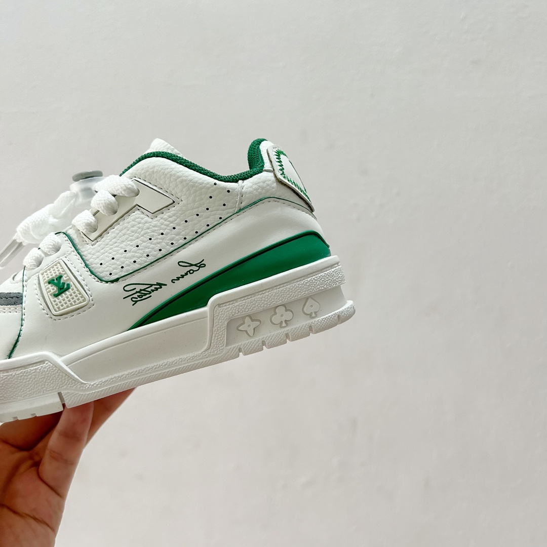 图片[8]-🔗LV Trainer儿童板鞋🎀 尺码：26-37码 👟舒适透气，轻盈步伐👟 这款板鞋采用优质材料制作，既保证了穿着的舒适度，又让小脚丫能自由呼吸。轻盈的设计让孩子们无论是跑跳还是漫步都能感受到轻松自在，完美适应他们的活泼天性。 🌈缤纷色彩，点亮每一步🌈 LV Trainer儿童板鞋不仅有经典的黑白配色，还有各种鲜艳夺目的色彩选择。从活泼的荧光绿到梦幻的樱花粉，每一种颜色都能点亮孩子的日常，成为他们个性的表达。 ✨安全设计，守护每一次探索✨ 考虑到孩子们的好奇心和探险欲，这款板鞋特别加强了鞋底的抓地力，提供更好的稳定性，即使在户外游戏中也能稳固站立，减少摔倒的风险。 🎉细节之处，尽显匠心品质🎉 从鞋带的可调节设计到易于穿脱的魔术贴，每一个细节都精心考量，旨在带给孩子们更加便捷舒适的体验。同时，精致的LV LOGO和标志性的花纹，无疑彰显了品牌独特的时尚态度。-选品中心