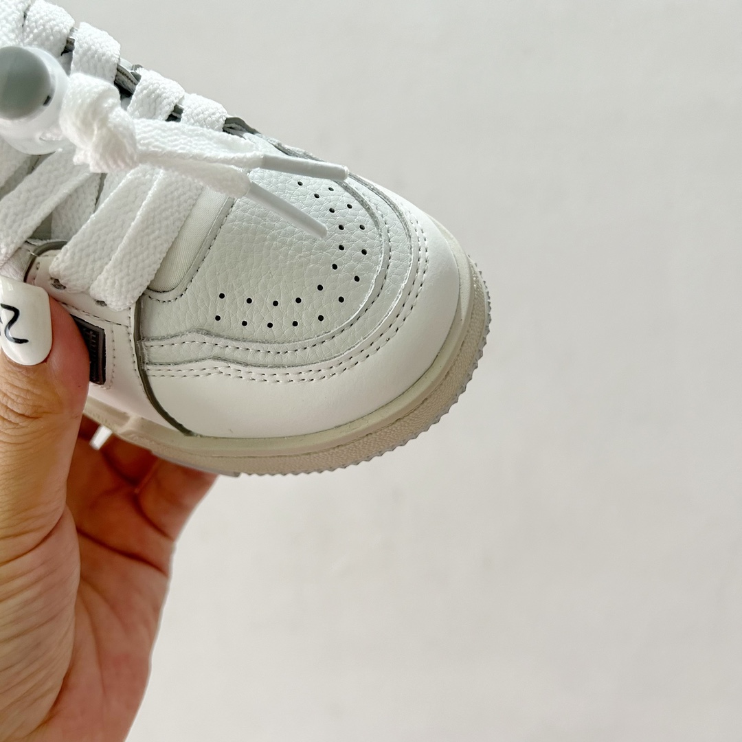 图片[5]-🔗LV Trainer儿童板鞋🎀 尺码：26-37码 👟舒适透气，轻盈步伐👟 这款板鞋采用优质材料制作，既保证了穿着的舒适度，又让小脚丫能自由呼吸。轻盈的设计让孩子们无论是跑跳还是漫步都能感受到轻松自在，完美适应他们的活泼天性。 🌈缤纷色彩，点亮每一步🌈 LV Trainer儿童板鞋不仅有经典的黑白配色，还有各种鲜艳夺目的色彩选择。从活泼的荧光绿到梦幻的樱花粉，每一种颜色都能点亮孩子的日常，成为他们个性的表达。 ✨安全设计，守护每一次探索✨ 考虑到孩子们的好奇心和探险欲，这款板鞋特别加强了鞋底的抓地力，提供更好的稳定性，即使在户外游戏中也能稳固站立，减少摔倒的风险。 🎉细节之处，尽显匠心品质🎉 从鞋带的可调节设计到易于穿脱的魔术贴，每一个细节都精心考量，旨在带给孩子们更加便捷舒适的体验。同时，精致的LV LOGO和标志性的花纹，无疑彰显了品牌独特的时尚态度。-选品中心