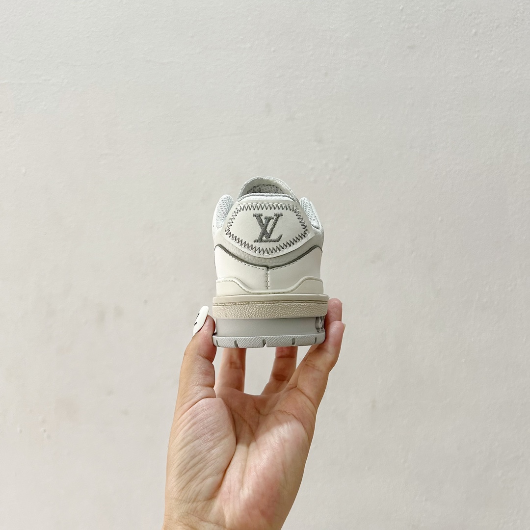 图片[6]-🔗LV Trainer儿童板鞋🎀 尺码：26-37码 👟舒适透气，轻盈步伐👟 这款板鞋采用优质材料制作，既保证了穿着的舒适度，又让小脚丫能自由呼吸。轻盈的设计让孩子们无论是跑跳还是漫步都能感受到轻松自在，完美适应他们的活泼天性。 🌈缤纷色彩，点亮每一步🌈 LV Trainer儿童板鞋不仅有经典的黑白配色，还有各种鲜艳夺目的色彩选择。从活泼的荧光绿到梦幻的樱花粉，每一种颜色都能点亮孩子的日常，成为他们个性的表达。 ✨安全设计，守护每一次探索✨ 考虑到孩子们的好奇心和探险欲，这款板鞋特别加强了鞋底的抓地力，提供更好的稳定性，即使在户外游戏中也能稳固站立，减少摔倒的风险。 🎉细节之处，尽显匠心品质🎉 从鞋带的可调节设计到易于穿脱的魔术贴，每一个细节都精心考量，旨在带给孩子们更加便捷舒适的体验。同时，精致的LV LOGO和标志性的花纹，无疑彰显了品牌独特的时尚态度。-选品中心