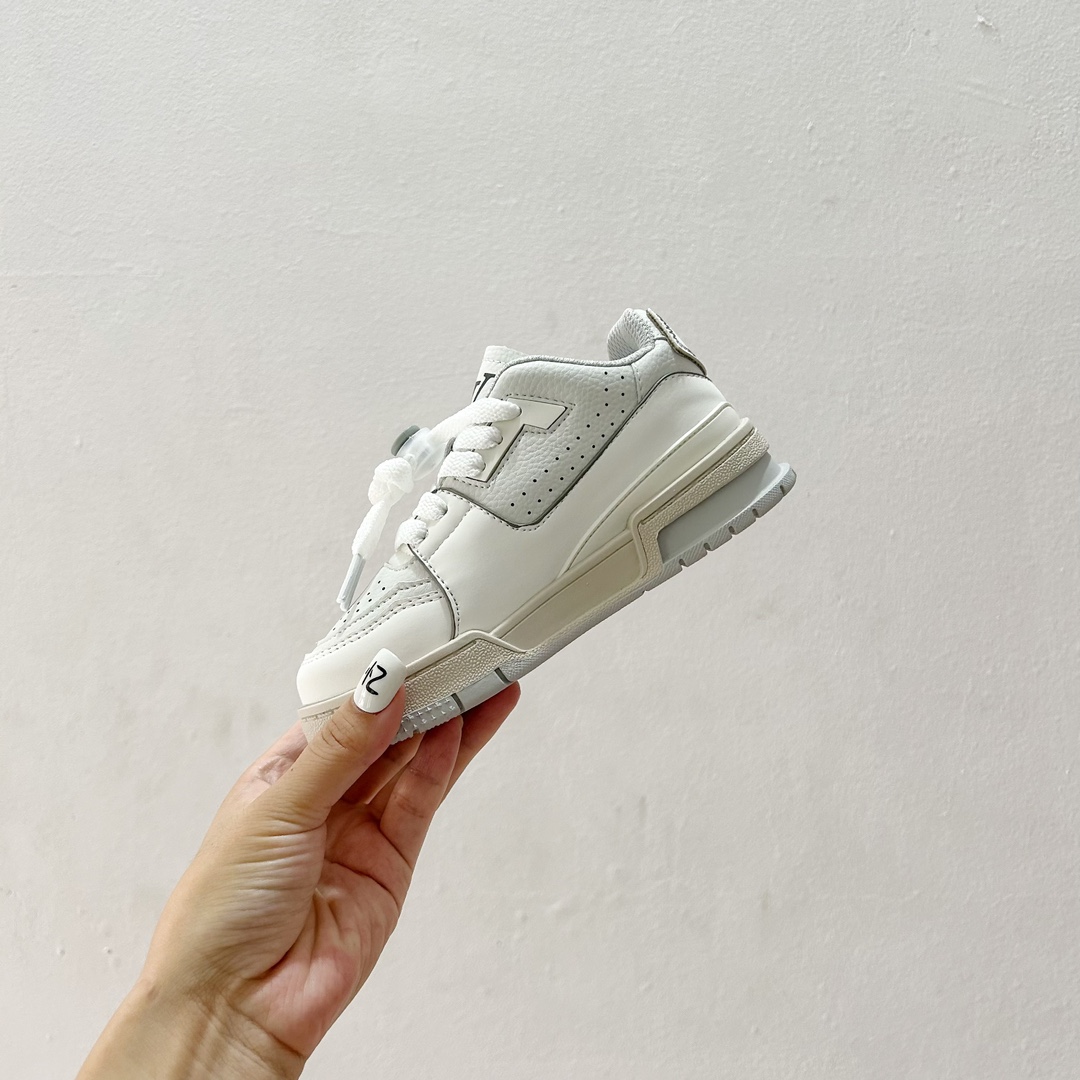 图片[4]-🔗LV Trainer儿童板鞋🎀 尺码：26-37码 👟舒适透气，轻盈步伐👟 这款板鞋采用优质材料制作，既保证了穿着的舒适度，又让小脚丫能自由呼吸。轻盈的设计让孩子们无论是跑跳还是漫步都能感受到轻松自在，完美适应他们的活泼天性。 🌈缤纷色彩，点亮每一步🌈 LV Trainer儿童板鞋不仅有经典的黑白配色，还有各种鲜艳夺目的色彩选择。从活泼的荧光绿到梦幻的樱花粉，每一种颜色都能点亮孩子的日常，成为他们个性的表达。 ✨安全设计，守护每一次探索✨ 考虑到孩子们的好奇心和探险欲，这款板鞋特别加强了鞋底的抓地力，提供更好的稳定性，即使在户外游戏中也能稳固站立，减少摔倒的风险。 🎉细节之处，尽显匠心品质🎉 从鞋带的可调节设计到易于穿脱的魔术贴，每一个细节都精心考量，旨在带给孩子们更加便捷舒适的体验。同时，精致的LV LOGO和标志性的花纹，无疑彰显了品牌独特的时尚态度。-选品中心