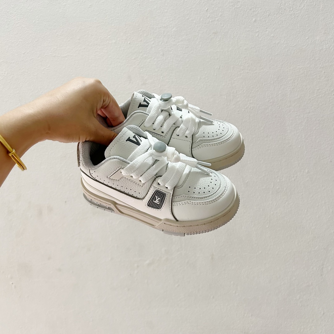🔗LV Trainer儿童板鞋🎀 尺码：26-37码 👟舒适透气，轻盈步伐👟 这款板鞋采用优质材料制作，既保证了穿着的舒适度，又让小脚丫能自由呼吸。轻盈的设计让孩子们无论是跑跳还是漫步都能感受到轻松自在，完美适应他们的活泼天性。 🌈缤纷色彩，点亮每一步🌈 LV Trainer儿童板鞋不仅有经典的黑白配色，还有各种鲜艳夺目的色彩选择。从活泼的荧光绿到梦幻的樱花粉，每一种颜色都能点亮孩子的日常，成为他们个性的表达。 ✨安全设计，守护每一次探索✨ 考虑到孩子们的好奇心和探险欲，这款板鞋特别加强了鞋底的抓地力，提供更好的稳定性，即使在户外游戏中也能稳固站立，减少摔倒的风险。 🎉细节之处，尽显匠心品质🎉 从鞋带的可调节设计到易于穿脱的魔术贴，每一个细节都精心考量，旨在带给孩子们更加便捷舒适的体验。同时，精致的LV LOGO和标志性的花纹，无疑彰显了品牌独特的时尚态度。-选品中心