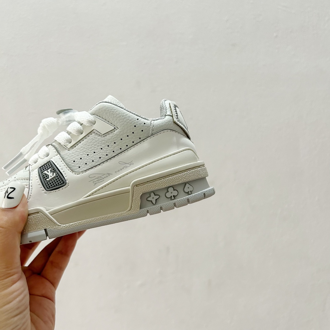 图片[8]-🔗LV Trainer儿童板鞋🎀 尺码：26-37码 👟舒适透气，轻盈步伐👟 这款板鞋采用优质材料制作，既保证了穿着的舒适度，又让小脚丫能自由呼吸。轻盈的设计让孩子们无论是跑跳还是漫步都能感受到轻松自在，完美适应他们的活泼天性。 🌈缤纷色彩，点亮每一步🌈 LV Trainer儿童板鞋不仅有经典的黑白配色，还有各种鲜艳夺目的色彩选择。从活泼的荧光绿到梦幻的樱花粉，每一种颜色都能点亮孩子的日常，成为他们个性的表达。 ✨安全设计，守护每一次探索✨ 考虑到孩子们的好奇心和探险欲，这款板鞋特别加强了鞋底的抓地力，提供更好的稳定性，即使在户外游戏中也能稳固站立，减少摔倒的风险。 🎉细节之处，尽显匠心品质🎉 从鞋带的可调节设计到易于穿脱的魔术贴，每一个细节都精心考量，旨在带给孩子们更加便捷舒适的体验。同时，精致的LV LOGO和标志性的花纹，无疑彰显了品牌独特的时尚态度。-选品中心