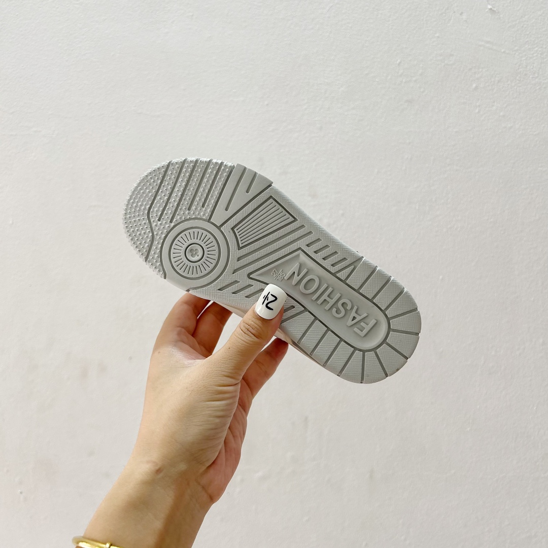 图片[9]-🔗LV Trainer儿童板鞋🎀 尺码：26-37码 👟舒适透气，轻盈步伐👟 这款板鞋采用优质材料制作，既保证了穿着的舒适度，又让小脚丫能自由呼吸。轻盈的设计让孩子们无论是跑跳还是漫步都能感受到轻松自在，完美适应他们的活泼天性。 🌈缤纷色彩，点亮每一步🌈 LV Trainer儿童板鞋不仅有经典的黑白配色，还有各种鲜艳夺目的色彩选择。从活泼的荧光绿到梦幻的樱花粉，每一种颜色都能点亮孩子的日常，成为他们个性的表达。 ✨安全设计，守护每一次探索✨ 考虑到孩子们的好奇心和探险欲，这款板鞋特别加强了鞋底的抓地力，提供更好的稳定性，即使在户外游戏中也能稳固站立，减少摔倒的风险。 🎉细节之处，尽显匠心品质🎉 从鞋带的可调节设计到易于穿脱的魔术贴，每一个细节都精心考量，旨在带给孩子们更加便捷舒适的体验。同时，精致的LV LOGO和标志性的花纹，无疑彰显了品牌独特的时尚态度。-选品中心