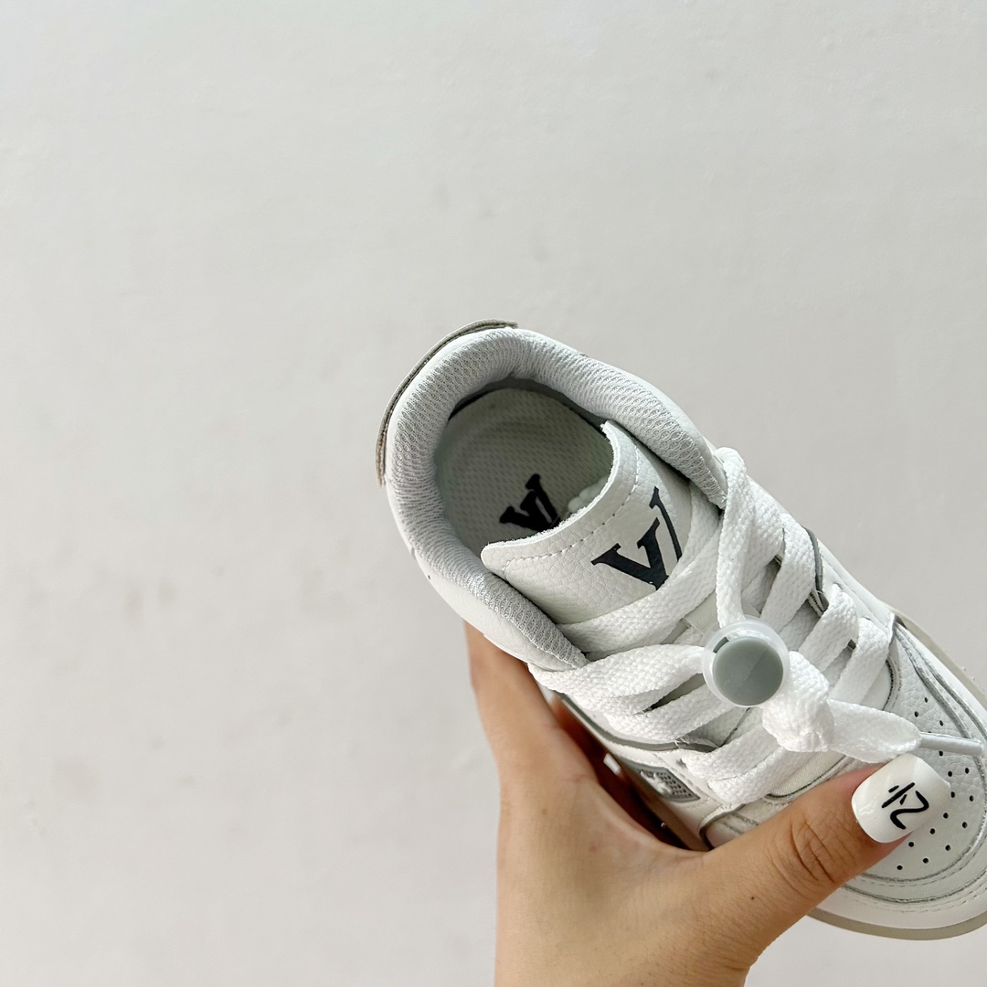 图片[7]-🔗LV Trainer儿童板鞋🎀 尺码：26-37码 👟舒适透气，轻盈步伐👟 这款板鞋采用优质材料制作，既保证了穿着的舒适度，又让小脚丫能自由呼吸。轻盈的设计让孩子们无论是跑跳还是漫步都能感受到轻松自在，完美适应他们的活泼天性。 🌈缤纷色彩，点亮每一步🌈 LV Trainer儿童板鞋不仅有经典的黑白配色，还有各种鲜艳夺目的色彩选择。从活泼的荧光绿到梦幻的樱花粉，每一种颜色都能点亮孩子的日常，成为他们个性的表达。 ✨安全设计，守护每一次探索✨ 考虑到孩子们的好奇心和探险欲，这款板鞋特别加强了鞋底的抓地力，提供更好的稳定性，即使在户外游戏中也能稳固站立，减少摔倒的风险。 🎉细节之处，尽显匠心品质🎉 从鞋带的可调节设计到易于穿脱的魔术贴，每一个细节都精心考量，旨在带给孩子们更加便捷舒适的体验。同时，精致的LV LOGO和标志性的花纹，无疑彰显了品牌独特的时尚态度。-选品中心