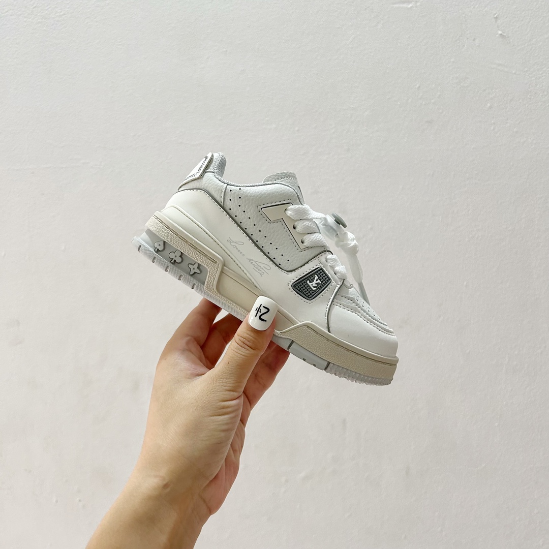 图片[2]-🔗LV Trainer儿童板鞋🎀 尺码：26-37码 👟舒适透气，轻盈步伐👟 这款板鞋采用优质材料制作，既保证了穿着的舒适度，又让小脚丫能自由呼吸。轻盈的设计让孩子们无论是跑跳还是漫步都能感受到轻松自在，完美适应他们的活泼天性。 🌈缤纷色彩，点亮每一步🌈 LV Trainer儿童板鞋不仅有经典的黑白配色，还有各种鲜艳夺目的色彩选择。从活泼的荧光绿到梦幻的樱花粉，每一种颜色都能点亮孩子的日常，成为他们个性的表达。 ✨安全设计，守护每一次探索✨ 考虑到孩子们的好奇心和探险欲，这款板鞋特别加强了鞋底的抓地力，提供更好的稳定性，即使在户外游戏中也能稳固站立，减少摔倒的风险。 🎉细节之处，尽显匠心品质🎉 从鞋带的可调节设计到易于穿脱的魔术贴，每一个细节都精心考量，旨在带给孩子们更加便捷舒适的体验。同时，精致的LV LOGO和标志性的花纹，无疑彰显了品牌独特的时尚态度。-选品中心