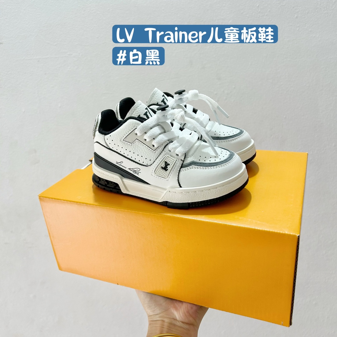 图片[2]-🚦配色合集🔻 🔗LV Trainer儿童板鞋🎀 尺码：26-37码 👟舒适透气，轻盈步伐👟 这款板鞋采用优质材料制作，既保证了穿着的舒适度，又让小脚丫能自由呼吸。轻盈的设计让孩子们无论是跑跳还是漫步都能感受到轻松自在，完美适应他们的活泼天性。 🌈缤纷色彩，点亮每一步🌈 LV Trainer儿童板鞋不仅有经典的黑白配色，还有各种鲜艳夺目的色彩选择。从活泼的荧光绿到梦幻的樱花粉，每一种颜色都能点亮孩子的日常，成为他们个性的表达。 ✨安全设计，守护每一次探索✨ 考虑到孩子们的好奇心和探险欲，这款板鞋特别加强了鞋底的抓地力，提供更好的稳定性，即使在户外游戏中也能稳固站立，减少摔倒的风险。 🎉细节之处，尽显匠心品质🎉 从鞋带的可调节设计到易于穿脱的魔术贴，每一个细节都精心考量，旨在带给孩子们更加便捷舒适的体验。同时，精致的LV LOGO和标志性的花纹，无疑彰显了品牌独特的时尚态度。-选品中心