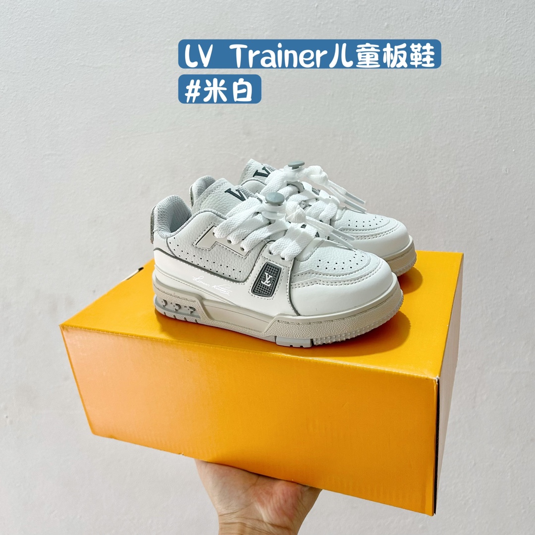🚦配色合集🔻 🔗LV Trainer儿童板鞋🎀 尺码：26-37码 👟舒适透气，轻盈步伐👟 这款板鞋采用优质材料制作，既保证了穿着的舒适度，又让小脚丫能自由呼吸。轻盈的设计让孩子们无论是跑跳还是漫步都能感受到轻松自在，完美适应他们的活泼天性。 🌈缤纷色彩，点亮每一步🌈 LV Trainer儿童板鞋不仅有经典的黑白配色，还有各种鲜艳夺目的色彩选择。从活泼的荧光绿到梦幻的樱花粉，每一种颜色都能点亮孩子的日常，成为他们个性的表达。 ✨安全设计，守护每一次探索✨ 考虑到孩子们的好奇心和探险欲，这款板鞋特别加强了鞋底的抓地力，提供更好的稳定性，即使在户外游戏中也能稳固站立，减少摔倒的风险。 🎉细节之处，尽显匠心品质🎉 从鞋带的可调节设计到易于穿脱的魔术贴，每一个细节都精心考量，旨在带给孩子们更加便捷舒适的体验。同时，精致的LV LOGO和标志性的花纹，无疑彰显了品牌独特的时尚态度。-选品中心