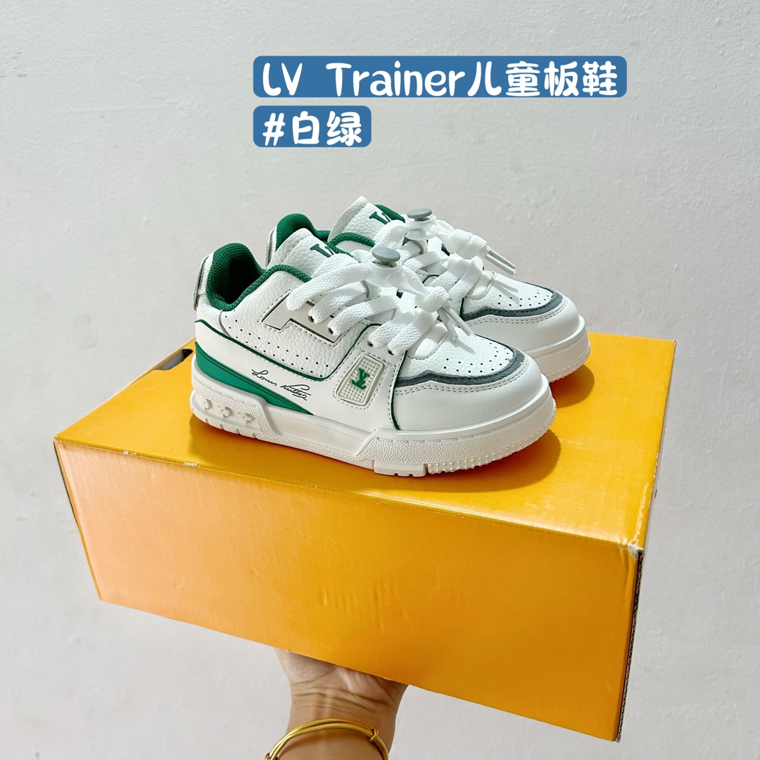 图片[3]-🚦配色合集🔻 🔗LV Trainer儿童板鞋🎀 尺码：26-37码 👟舒适透气，轻盈步伐👟 这款板鞋采用优质材料制作，既保证了穿着的舒适度，又让小脚丫能自由呼吸。轻盈的设计让孩子们无论是跑跳还是漫步都能感受到轻松自在，完美适应他们的活泼天性。 🌈缤纷色彩，点亮每一步🌈 LV Trainer儿童板鞋不仅有经典的黑白配色，还有各种鲜艳夺目的色彩选择。从活泼的荧光绿到梦幻的樱花粉，每一种颜色都能点亮孩子的日常，成为他们个性的表达。 ✨安全设计，守护每一次探索✨ 考虑到孩子们的好奇心和探险欲，这款板鞋特别加强了鞋底的抓地力，提供更好的稳定性，即使在户外游戏中也能稳固站立，减少摔倒的风险。 🎉细节之处，尽显匠心品质🎉 从鞋带的可调节设计到易于穿脱的魔术贴，每一个细节都精心考量，旨在带给孩子们更加便捷舒适的体验。同时，精致的LV LOGO和标志性的花纹，无疑彰显了品牌独特的时尚态度。-选品中心