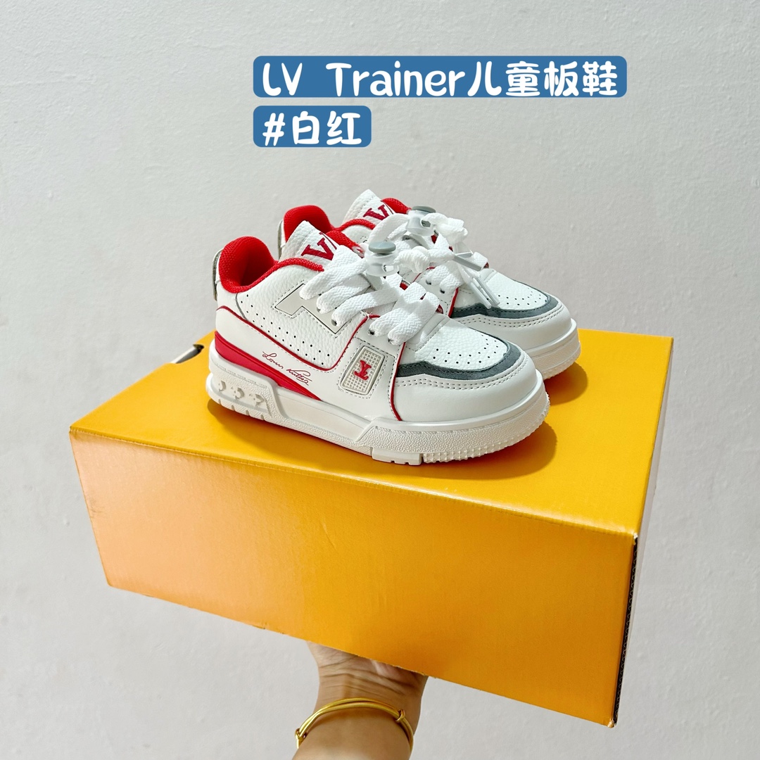 图片[4]-🚦配色合集🔻 🔗LV Trainer儿童板鞋🎀 尺码：26-37码 👟舒适透气，轻盈步伐👟 这款板鞋采用优质材料制作，既保证了穿着的舒适度，又让小脚丫能自由呼吸。轻盈的设计让孩子们无论是跑跳还是漫步都能感受到轻松自在，完美适应他们的活泼天性。 🌈缤纷色彩，点亮每一步🌈 LV Trainer儿童板鞋不仅有经典的黑白配色，还有各种鲜艳夺目的色彩选择。从活泼的荧光绿到梦幻的樱花粉，每一种颜色都能点亮孩子的日常，成为他们个性的表达。 ✨安全设计，守护每一次探索✨ 考虑到孩子们的好奇心和探险欲，这款板鞋特别加强了鞋底的抓地力，提供更好的稳定性，即使在户外游戏中也能稳固站立，减少摔倒的风险。 🎉细节之处，尽显匠心品质🎉 从鞋带的可调节设计到易于穿脱的魔术贴，每一个细节都精心考量，旨在带给孩子们更加便捷舒适的体验。同时，精致的LV LOGO和标志性的花纹，无疑彰显了品牌独特的时尚态度。-选品中心