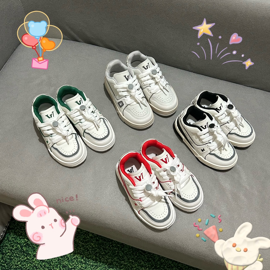 图片[9]-🚦配色合集🔻 🔗LV Trainer儿童板鞋🎀 尺码：26-37码 👟舒适透气，轻盈步伐👟 这款板鞋采用优质材料制作，既保证了穿着的舒适度，又让小脚丫能自由呼吸。轻盈的设计让孩子们无论是跑跳还是漫步都能感受到轻松自在，完美适应他们的活泼天性。 🌈缤纷色彩，点亮每一步🌈 LV Trainer儿童板鞋不仅有经典的黑白配色，还有各种鲜艳夺目的色彩选择。从活泼的荧光绿到梦幻的樱花粉，每一种颜色都能点亮孩子的日常，成为他们个性的表达。 ✨安全设计，守护每一次探索✨ 考虑到孩子们的好奇心和探险欲，这款板鞋特别加强了鞋底的抓地力，提供更好的稳定性，即使在户外游戏中也能稳固站立，减少摔倒的风险。 🎉细节之处，尽显匠心品质🎉 从鞋带的可调节设计到易于穿脱的魔术贴，每一个细节都精心考量，旨在带给孩子们更加便捷舒适的体验。同时，精致的LV LOGO和标志性的花纹，无疑彰显了品牌独特的时尚态度。-选品中心