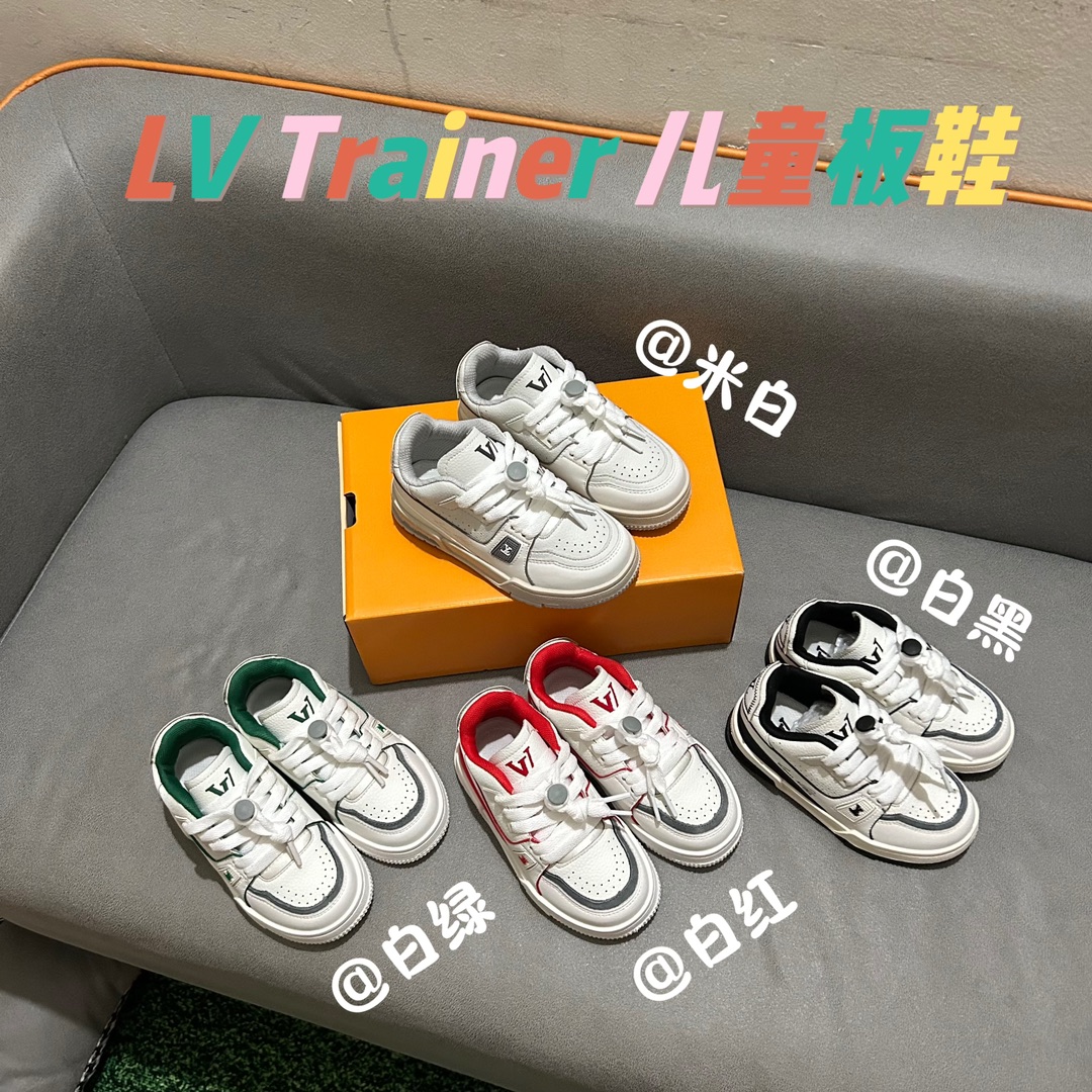 图片[7]-🚦配色合集🔻 🔗LV Trainer儿童板鞋🎀 尺码：26-37码 👟舒适透气，轻盈步伐👟 这款板鞋采用优质材料制作，既保证了穿着的舒适度，又让小脚丫能自由呼吸。轻盈的设计让孩子们无论是跑跳还是漫步都能感受到轻松自在，完美适应他们的活泼天性。 🌈缤纷色彩，点亮每一步🌈 LV Trainer儿童板鞋不仅有经典的黑白配色，还有各种鲜艳夺目的色彩选择。从活泼的荧光绿到梦幻的樱花粉，每一种颜色都能点亮孩子的日常，成为他们个性的表达。 ✨安全设计，守护每一次探索✨ 考虑到孩子们的好奇心和探险欲，这款板鞋特别加强了鞋底的抓地力，提供更好的稳定性，即使在户外游戏中也能稳固站立，减少摔倒的风险。 🎉细节之处，尽显匠心品质🎉 从鞋带的可调节设计到易于穿脱的魔术贴，每一个细节都精心考量，旨在带给孩子们更加便捷舒适的体验。同时，精致的LV LOGO和标志性的花纹，无疑彰显了品牌独特的时尚态度。-选品中心