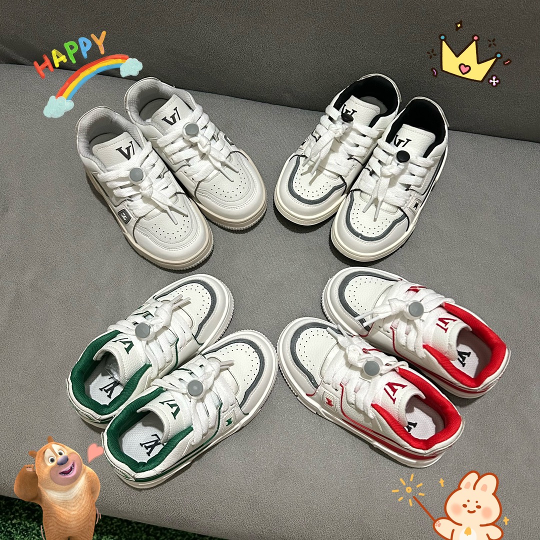 图片[8]-🚦配色合集🔻 🔗LV Trainer儿童板鞋🎀 尺码：26-37码 👟舒适透气，轻盈步伐👟 这款板鞋采用优质材料制作，既保证了穿着的舒适度，又让小脚丫能自由呼吸。轻盈的设计让孩子们无论是跑跳还是漫步都能感受到轻松自在，完美适应他们的活泼天性。 🌈缤纷色彩，点亮每一步🌈 LV Trainer儿童板鞋不仅有经典的黑白配色，还有各种鲜艳夺目的色彩选择。从活泼的荧光绿到梦幻的樱花粉，每一种颜色都能点亮孩子的日常，成为他们个性的表达。 ✨安全设计，守护每一次探索✨ 考虑到孩子们的好奇心和探险欲，这款板鞋特别加强了鞋底的抓地力，提供更好的稳定性，即使在户外游戏中也能稳固站立，减少摔倒的风险。 🎉细节之处，尽显匠心品质🎉 从鞋带的可调节设计到易于穿脱的魔术贴，每一个细节都精心考量，旨在带给孩子们更加便捷舒适的体验。同时，精致的LV LOGO和标志性的花纹，无疑彰显了品牌独特的时尚态度。-选品中心