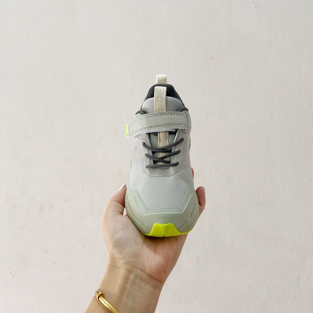 图片[3]-📍新配色 🔗On昂跑魔术贴松紧带儿童运动鞋 尺码：26-37.5码 💥小众童鞋运动鞋来咯～💥 on昂跑缓震魔术贴儿童运动鞋 鞋头增加额外的橡胶垫片🔫加强耐久性 🧿加宽外底搭载多沟槽，更稳固 优化改良的CloudTec专利鞋底科技🪄专为幼童打造🪄超级无敌旋转跳跃好穿-选品中心