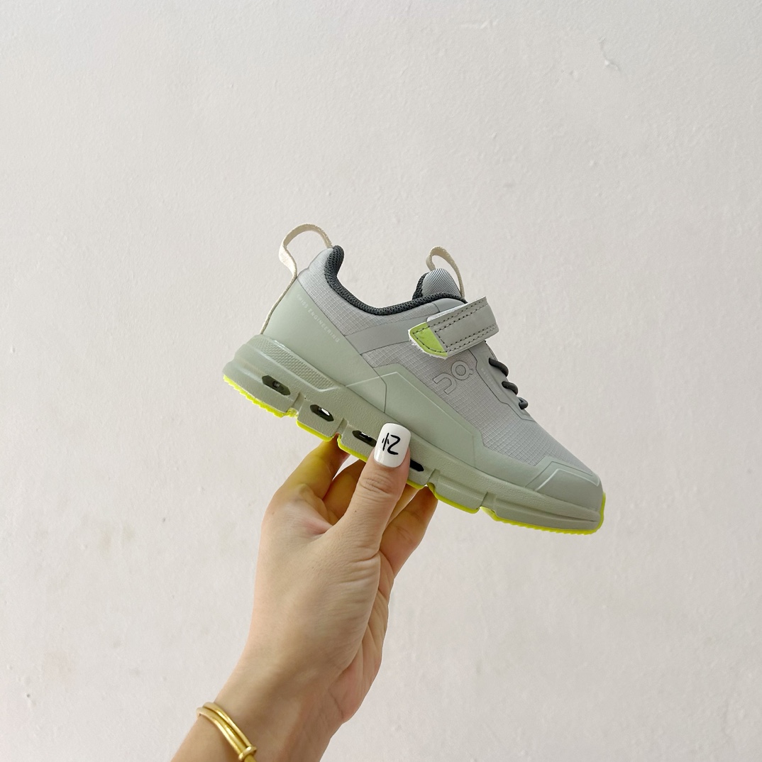 图片[2]-📍新配色 🔗On昂跑魔术贴松紧带儿童运动鞋 尺码：26-37.5码 💥小众童鞋运动鞋来咯～💥 on昂跑缓震魔术贴儿童运动鞋 鞋头增加额外的橡胶垫片🔫加强耐久性 🧿加宽外底搭载多沟槽，更稳固 优化改良的CloudTec专利鞋底科技🪄专为幼童打造🪄超级无敌旋转跳跃好穿-选品中心