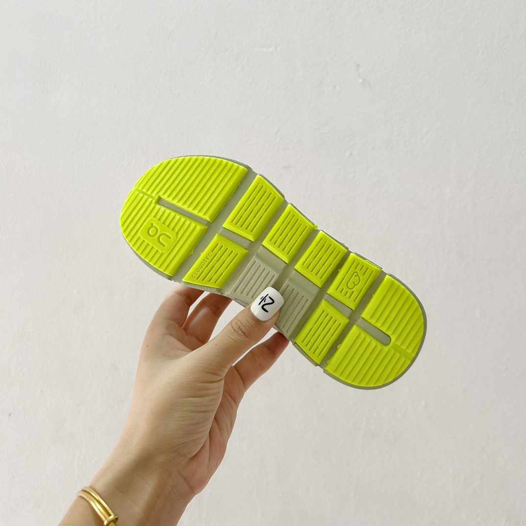 图片[9]-📍新配色 🔗On昂跑魔术贴松紧带儿童运动鞋 尺码：26-37.5码 💥小众童鞋运动鞋来咯～💥 on昂跑缓震魔术贴儿童运动鞋 鞋头增加额外的橡胶垫片🔫加强耐久性 🧿加宽外底搭载多沟槽，更稳固 优化改良的CloudTec专利鞋底科技🪄专为幼童打造🪄超级无敌旋转跳跃好穿-选品中心