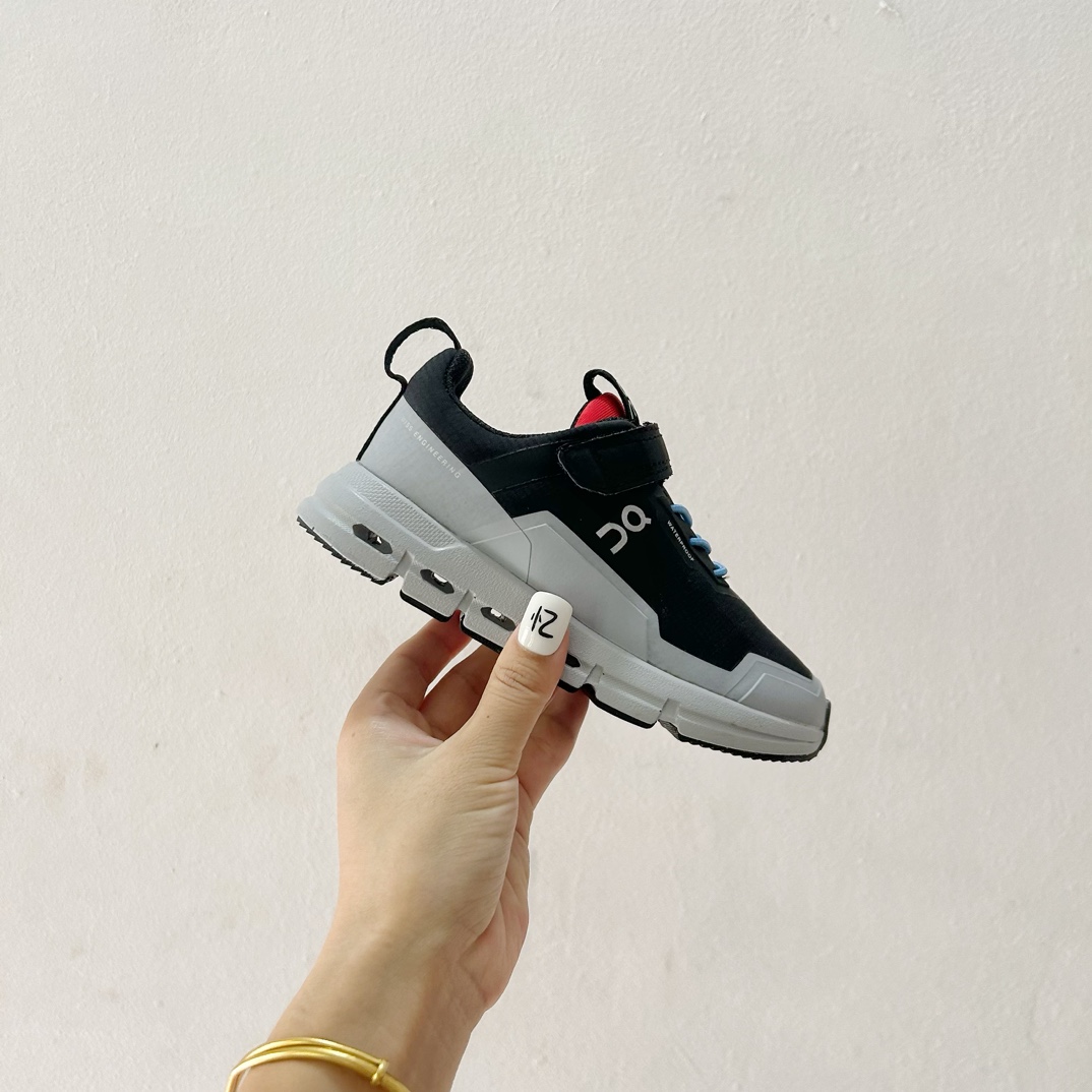 图片[2]-📍新配色 🔗On昂跑魔术贴松紧带儿童运动鞋 尺码：26-37.5码 💥小众童鞋运动鞋来咯～💥 on昂跑缓震魔术贴儿童运动鞋 鞋头增加额外的橡胶垫片🔫加强耐久性 🧿加宽外底搭载多沟槽，更稳固 优化改良的CloudTec专利鞋底科技🪄专为幼童打造🪄超级无敌旋转跳跃好穿-选品中心