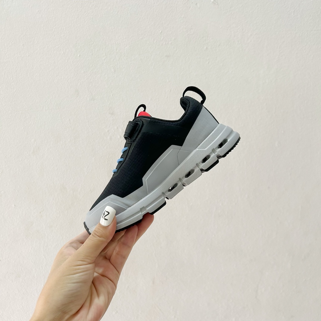 图片[4]-📍新配色 🔗On昂跑魔术贴松紧带儿童运动鞋 尺码：26-37.5码 💥小众童鞋运动鞋来咯～💥 on昂跑缓震魔术贴儿童运动鞋 鞋头增加额外的橡胶垫片🔫加强耐久性 🧿加宽外底搭载多沟槽，更稳固 优化改良的CloudTec专利鞋底科技🪄专为幼童打造🪄超级无敌旋转跳跃好穿-选品中心