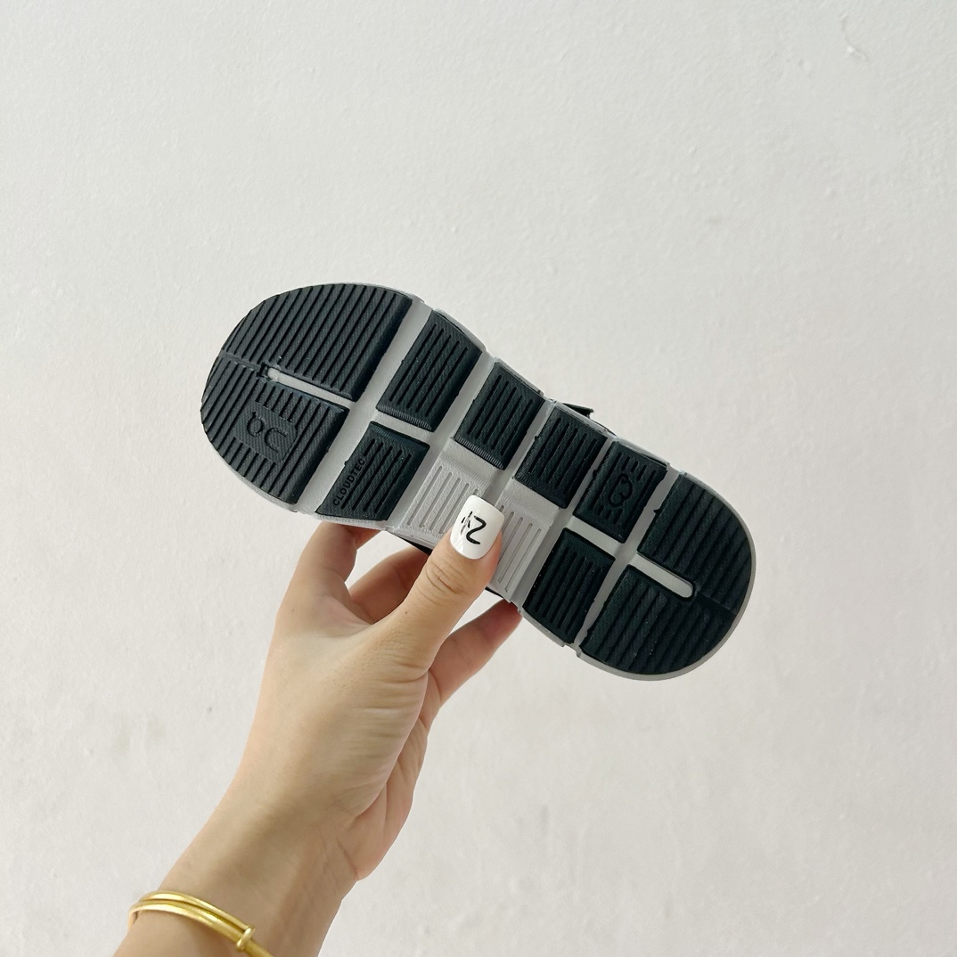 图片[9]-📍新配色 🔗On昂跑魔术贴松紧带儿童运动鞋 尺码：26-37.5码 💥小众童鞋运动鞋来咯～💥 on昂跑缓震魔术贴儿童运动鞋 鞋头增加额外的橡胶垫片🔫加强耐久性 🧿加宽外底搭载多沟槽，更稳固 优化改良的CloudTec专利鞋底科技🪄专为幼童打造🪄超级无敌旋转跳跃好穿-选品中心