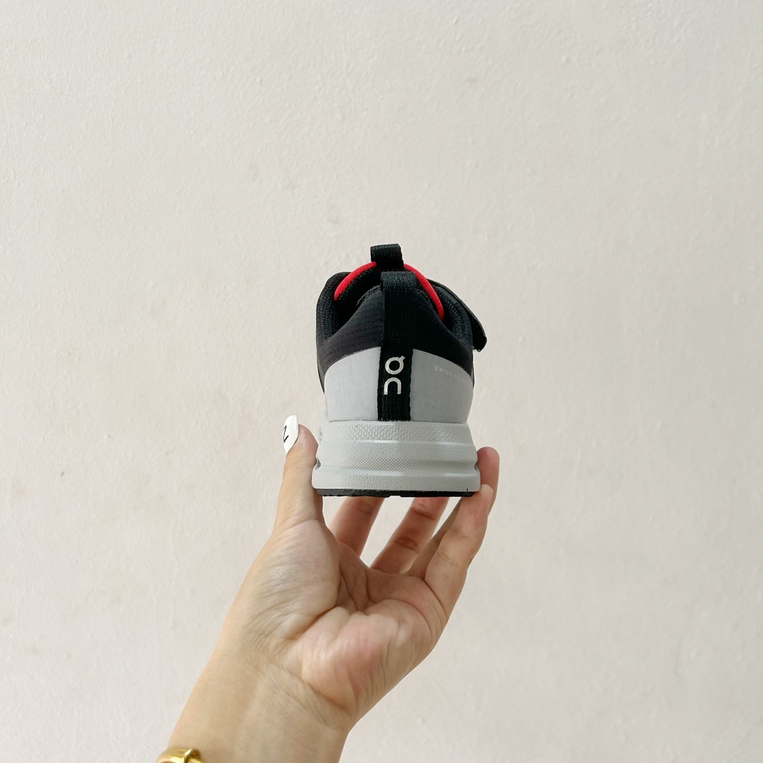 图片[6]-📍新配色 🔗On昂跑魔术贴松紧带儿童运动鞋 尺码：26-37.5码 💥小众童鞋运动鞋来咯～💥 on昂跑缓震魔术贴儿童运动鞋 鞋头增加额外的橡胶垫片🔫加强耐久性 🧿加宽外底搭载多沟槽，更稳固 优化改良的CloudTec专利鞋底科技🪄专为幼童打造🪄超级无敌旋转跳跃好穿-选品中心