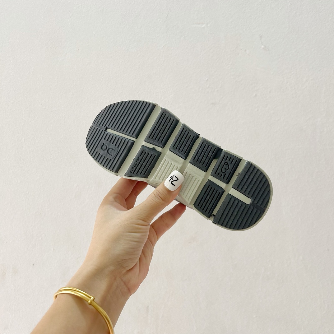 图片[9]-📍新配色 🔗On昂跑魔术贴松紧带儿童运动鞋 尺码：26-37.5码 💥小众童鞋运动鞋来咯～💥 on昂跑缓震魔术贴儿童运动鞋 鞋头增加额外的橡胶垫片🔫加强耐久性 🧿加宽外底搭载多沟槽，更稳固 优化改良的CloudTec专利鞋底科技🪄专为幼童打造🪄超级无敌旋转跳跃好穿-选品中心