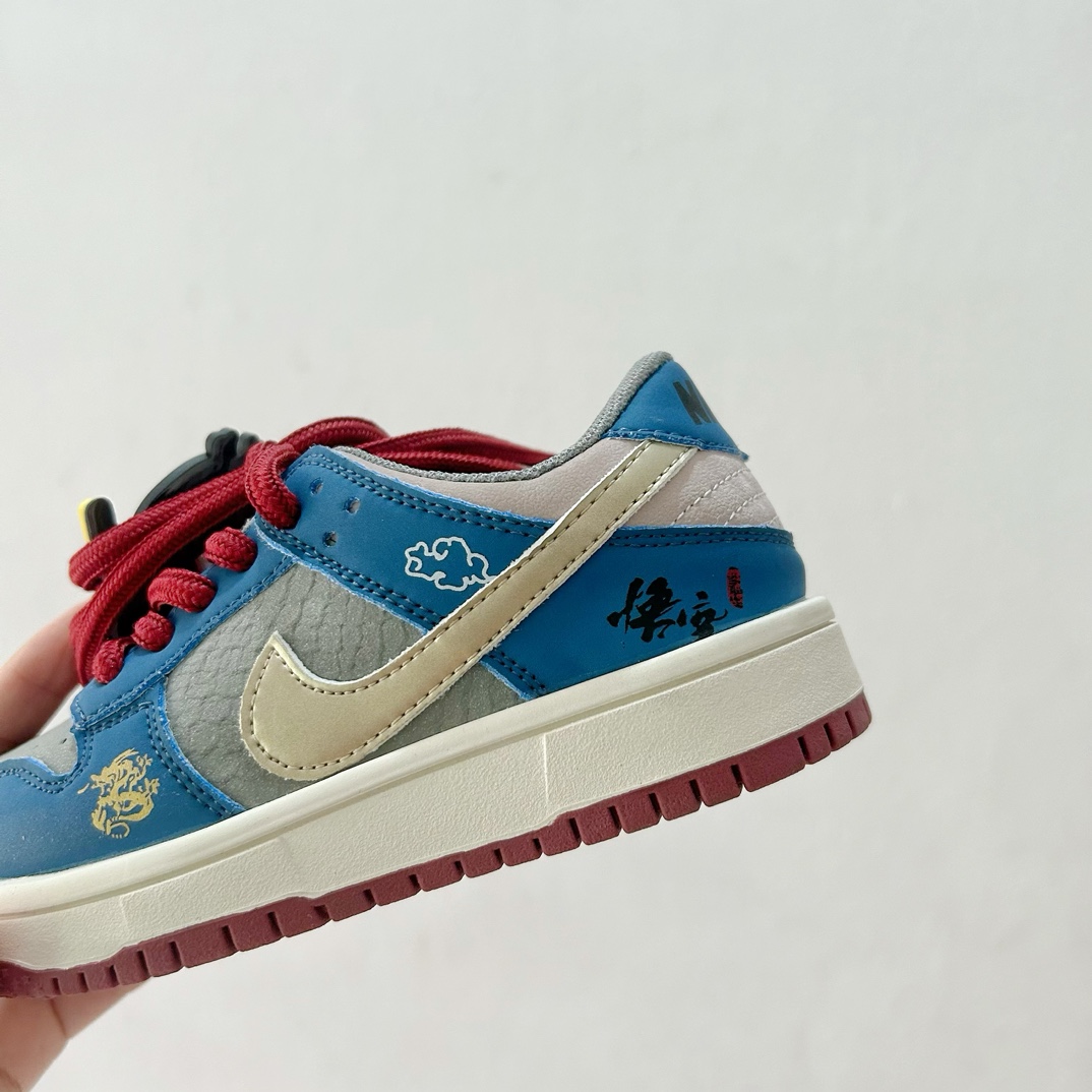 图片[8]-📍 🔗Air Jordan 1 联名款中邦儿童篮球鞋 尺码：26-37码 🏀 在篮球场上，每个小球员都渴望拥有一双专属的战靴，让自己在赛场上更加闪耀。今天，我们就来揭秘这双由经典与创意融合的Air Jordan 1联名款中邦儿童篮球鞋，它不仅承载着乔丹品牌的传奇故事，更是专为孩子们设计的，让他们的每一次跳跃都能释放出无限潜能。👟 🌈 这款球鞋采用鲜艳的颜色搭配，如同彩虹般多彩，激发孩子的活力与创造力。其独特的中邦设计，既能提供良好的支撑性，又能让小脚丫自由舒展，仿佛穿上它就能轻盈如飞，轻松应对各种步伐与动作。👠 🌱 材质上，Air Jordan 1联名款选用了高质量的合成材料与透气网布，确保了鞋子的耐用性和舒适度。无论是日常训练还是激烈的比赛中，都能给予小运动员们全方位的支持。🛡️ 🔥 设计灵感源自于乔丹的经典系列，每一针一线都透露出不凡的气质。这款联名鞋款不仅是一个篮球爱好者的必备单品，更是一件展现个性与自信的时尚配饰。孩子们穿上它，就像是站在了聚光灯下，成为场上的明星。✨-选品中心