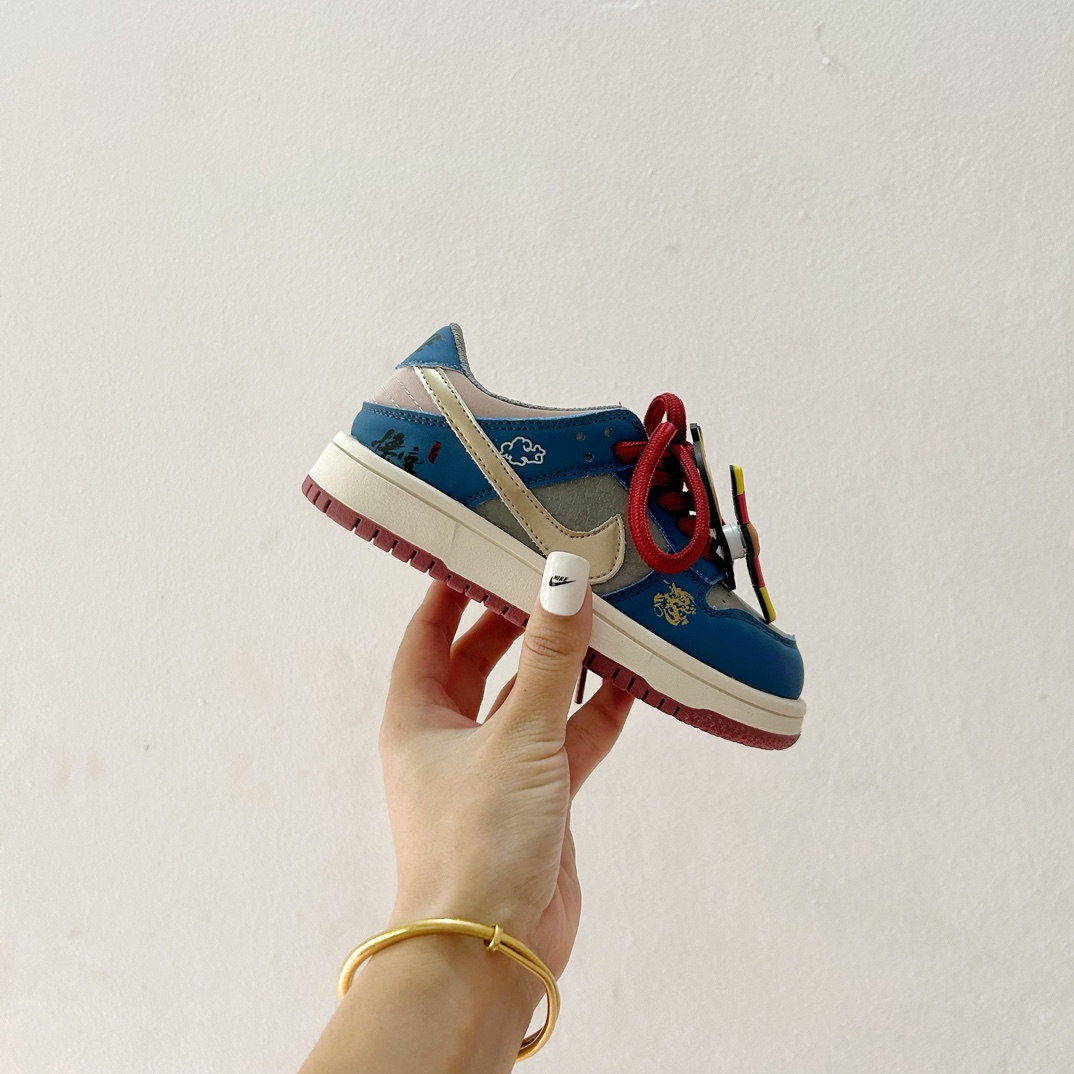 图片[2]-📍 🔗Air Jordan 1 联名款中邦儿童篮球鞋 尺码：26-37码 🏀 在篮球场上，每个小球员都渴望拥有一双专属的战靴，让自己在赛场上更加闪耀。今天，我们就来揭秘这双由经典与创意融合的Air Jordan 1联名款中邦儿童篮球鞋，它不仅承载着乔丹品牌的传奇故事，更是专为孩子们设计的，让他们的每一次跳跃都能释放出无限潜能。👟 🌈 这款球鞋采用鲜艳的颜色搭配，如同彩虹般多彩，激发孩子的活力与创造力。其独特的中邦设计，既能提供良好的支撑性，又能让小脚丫自由舒展，仿佛穿上它就能轻盈如飞，轻松应对各种步伐与动作。👠 🌱 材质上，Air Jordan 1联名款选用了高质量的合成材料与透气网布，确保了鞋子的耐用性和舒适度。无论是日常训练还是激烈的比赛中，都能给予小运动员们全方位的支持。🛡️ 🔥 设计灵感源自于乔丹的经典系列，每一针一线都透露出不凡的气质。这款联名鞋款不仅是一个篮球爱好者的必备单品，更是一件展现个性与自信的时尚配饰。孩子们穿上它，就像是站在了聚光灯下，成为场上的明星。✨-选品中心