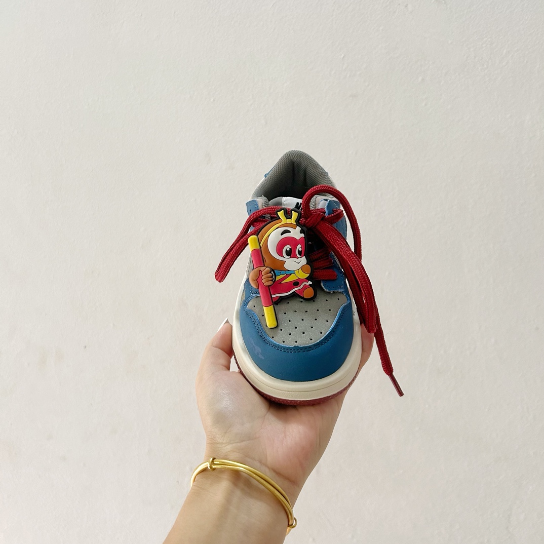 图片[3]-📍 🔗Air Jordan 1 联名款中邦儿童篮球鞋 尺码：26-37码 🏀 在篮球场上，每个小球员都渴望拥有一双专属的战靴，让自己在赛场上更加闪耀。今天，我们就来揭秘这双由经典与创意融合的Air Jordan 1联名款中邦儿童篮球鞋，它不仅承载着乔丹品牌的传奇故事，更是专为孩子们设计的，让他们的每一次跳跃都能释放出无限潜能。👟 🌈 这款球鞋采用鲜艳的颜色搭配，如同彩虹般多彩，激发孩子的活力与创造力。其独特的中邦设计，既能提供良好的支撑性，又能让小脚丫自由舒展，仿佛穿上它就能轻盈如飞，轻松应对各种步伐与动作。👠 🌱 材质上，Air Jordan 1联名款选用了高质量的合成材料与透气网布，确保了鞋子的耐用性和舒适度。无论是日常训练还是激烈的比赛中，都能给予小运动员们全方位的支持。🛡️ 🔥 设计灵感源自于乔丹的经典系列，每一针一线都透露出不凡的气质。这款联名鞋款不仅是一个篮球爱好者的必备单品，更是一件展现个性与自信的时尚配饰。孩子们穿上它，就像是站在了聚光灯下，成为场上的明星。✨-选品中心