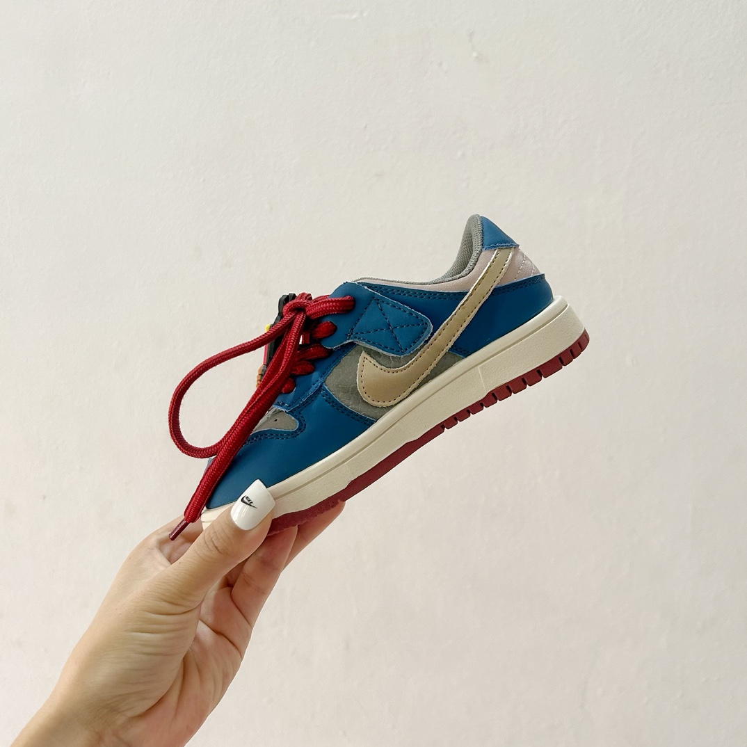 图片[4]-📍 🔗Air Jordan 1 联名款中邦儿童篮球鞋 尺码：26-37码 🏀 在篮球场上，每个小球员都渴望拥有一双专属的战靴，让自己在赛场上更加闪耀。今天，我们就来揭秘这双由经典与创意融合的Air Jordan 1联名款中邦儿童篮球鞋，它不仅承载着乔丹品牌的传奇故事，更是专为孩子们设计的，让他们的每一次跳跃都能释放出无限潜能。👟 🌈 这款球鞋采用鲜艳的颜色搭配，如同彩虹般多彩，激发孩子的活力与创造力。其独特的中邦设计，既能提供良好的支撑性，又能让小脚丫自由舒展，仿佛穿上它就能轻盈如飞，轻松应对各种步伐与动作。👠 🌱 材质上，Air Jordan 1联名款选用了高质量的合成材料与透气网布，确保了鞋子的耐用性和舒适度。无论是日常训练还是激烈的比赛中，都能给予小运动员们全方位的支持。🛡️ 🔥 设计灵感源自于乔丹的经典系列，每一针一线都透露出不凡的气质。这款联名鞋款不仅是一个篮球爱好者的必备单品，更是一件展现个性与自信的时尚配饰。孩子们穿上它，就像是站在了聚光灯下，成为场上的明星。✨-选品中心