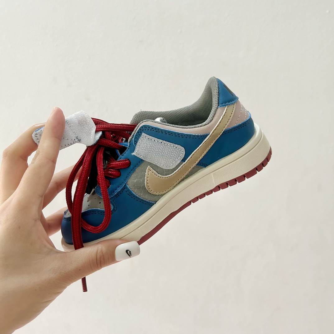 图片[7]-📍 🔗Air Jordan 1 联名款中邦儿童篮球鞋 尺码：26-37码 🏀 在篮球场上，每个小球员都渴望拥有一双专属的战靴，让自己在赛场上更加闪耀。今天，我们就来揭秘这双由经典与创意融合的Air Jordan 1联名款中邦儿童篮球鞋，它不仅承载着乔丹品牌的传奇故事，更是专为孩子们设计的，让他们的每一次跳跃都能释放出无限潜能。👟 🌈 这款球鞋采用鲜艳的颜色搭配，如同彩虹般多彩，激发孩子的活力与创造力。其独特的中邦设计，既能提供良好的支撑性，又能让小脚丫自由舒展，仿佛穿上它就能轻盈如飞，轻松应对各种步伐与动作。👠 🌱 材质上，Air Jordan 1联名款选用了高质量的合成材料与透气网布，确保了鞋子的耐用性和舒适度。无论是日常训练还是激烈的比赛中，都能给予小运动员们全方位的支持。🛡️ 🔥 设计灵感源自于乔丹的经典系列，每一针一线都透露出不凡的气质。这款联名鞋款不仅是一个篮球爱好者的必备单品，更是一件展现个性与自信的时尚配饰。孩子们穿上它，就像是站在了聚光灯下，成为场上的明星。✨-选品中心