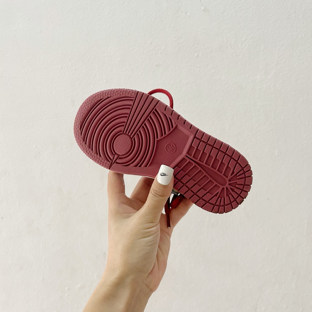 图片[9]-📍 🔗Air Jordan 1 联名款中邦儿童篮球鞋 尺码：26-37码 🏀 在篮球场上，每个小球员都渴望拥有一双专属的战靴，让自己在赛场上更加闪耀。今天，我们就来揭秘这双由经典与创意融合的Air Jordan 1联名款中邦儿童篮球鞋，它不仅承载着乔丹品牌的传奇故事，更是专为孩子们设计的，让他们的每一次跳跃都能释放出无限潜能。👟 🌈 这款球鞋采用鲜艳的颜色搭配，如同彩虹般多彩，激发孩子的活力与创造力。其独特的中邦设计，既能提供良好的支撑性，又能让小脚丫自由舒展，仿佛穿上它就能轻盈如飞，轻松应对各种步伐与动作。👠 🌱 材质上，Air Jordan 1联名款选用了高质量的合成材料与透气网布，确保了鞋子的耐用性和舒适度。无论是日常训练还是激烈的比赛中，都能给予小运动员们全方位的支持。🛡️ 🔥 设计灵感源自于乔丹的经典系列，每一针一线都透露出不凡的气质。这款联名鞋款不仅是一个篮球爱好者的必备单品，更是一件展现个性与自信的时尚配饰。孩子们穿上它，就像是站在了聚光灯下，成为场上的明星。✨-选品中心