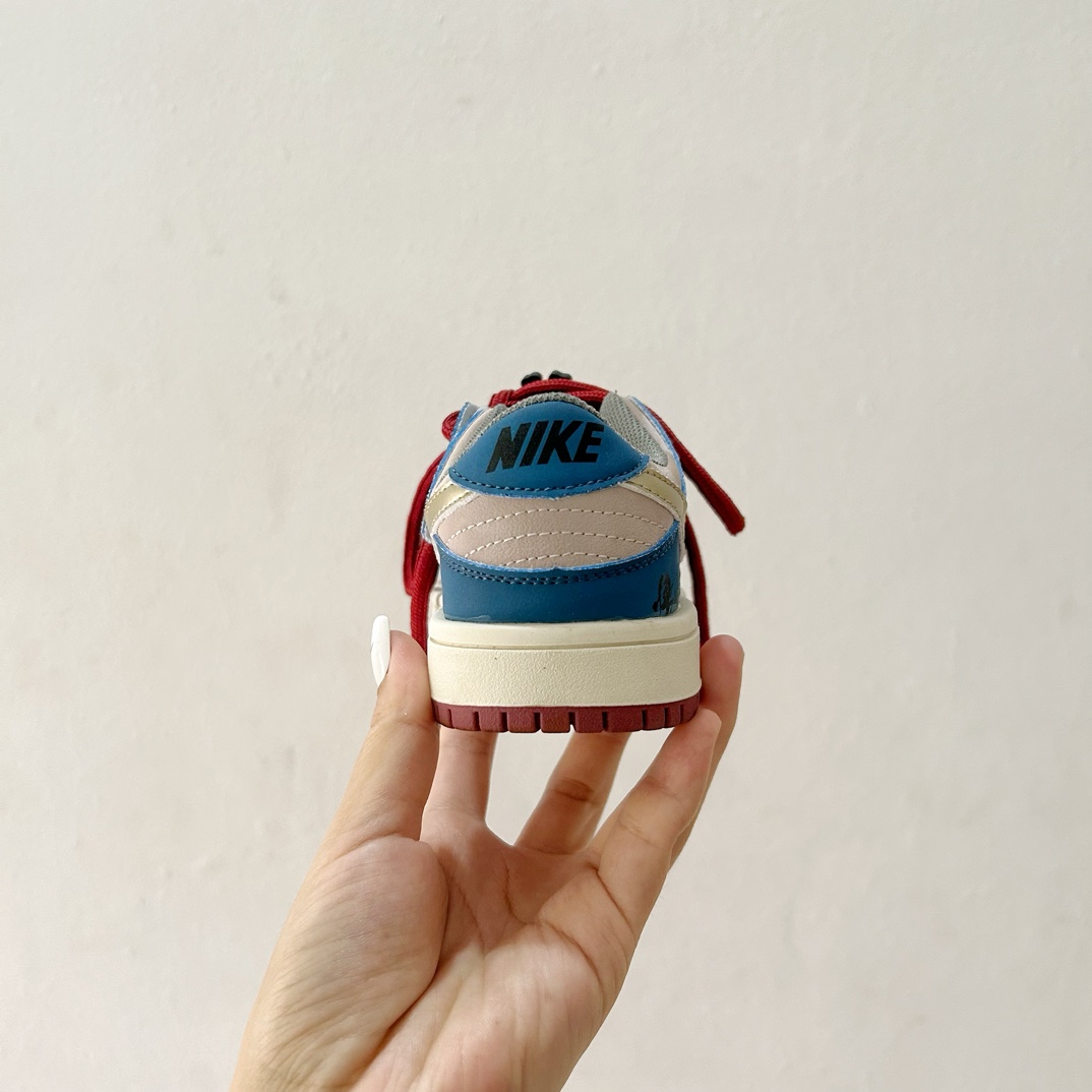 图片[6]-📍 🔗Air Jordan 1 联名款中邦儿童篮球鞋 尺码：26-37码 🏀 在篮球场上，每个小球员都渴望拥有一双专属的战靴，让自己在赛场上更加闪耀。今天，我们就来揭秘这双由经典与创意融合的Air Jordan 1联名款中邦儿童篮球鞋，它不仅承载着乔丹品牌的传奇故事，更是专为孩子们设计的，让他们的每一次跳跃都能释放出无限潜能。👟 🌈 这款球鞋采用鲜艳的颜色搭配，如同彩虹般多彩，激发孩子的活力与创造力。其独特的中邦设计，既能提供良好的支撑性，又能让小脚丫自由舒展，仿佛穿上它就能轻盈如飞，轻松应对各种步伐与动作。👠 🌱 材质上，Air Jordan 1联名款选用了高质量的合成材料与透气网布，确保了鞋子的耐用性和舒适度。无论是日常训练还是激烈的比赛中，都能给予小运动员们全方位的支持。🛡️ 🔥 设计灵感源自于乔丹的经典系列，每一针一线都透露出不凡的气质。这款联名鞋款不仅是一个篮球爱好者的必备单品，更是一件展现个性与自信的时尚配饰。孩子们穿上它，就像是站在了聚光灯下，成为场上的明星。✨-选品中心