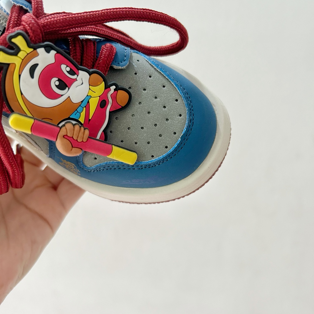 图片[5]-📍 🔗Air Jordan 1 联名款中邦儿童篮球鞋 尺码：26-37码 🏀 在篮球场上，每个小球员都渴望拥有一双专属的战靴，让自己在赛场上更加闪耀。今天，我们就来揭秘这双由经典与创意融合的Air Jordan 1联名款中邦儿童篮球鞋，它不仅承载着乔丹品牌的传奇故事，更是专为孩子们设计的，让他们的每一次跳跃都能释放出无限潜能。👟 🌈 这款球鞋采用鲜艳的颜色搭配，如同彩虹般多彩，激发孩子的活力与创造力。其独特的中邦设计，既能提供良好的支撑性，又能让小脚丫自由舒展，仿佛穿上它就能轻盈如飞，轻松应对各种步伐与动作。👠 🌱 材质上，Air Jordan 1联名款选用了高质量的合成材料与透气网布，确保了鞋子的耐用性和舒适度。无论是日常训练还是激烈的比赛中，都能给予小运动员们全方位的支持。🛡️ 🔥 设计灵感源自于乔丹的经典系列，每一针一线都透露出不凡的气质。这款联名鞋款不仅是一个篮球爱好者的必备单品，更是一件展现个性与自信的时尚配饰。孩子们穿上它，就像是站在了聚光灯下，成为场上的明星。✨-选品中心