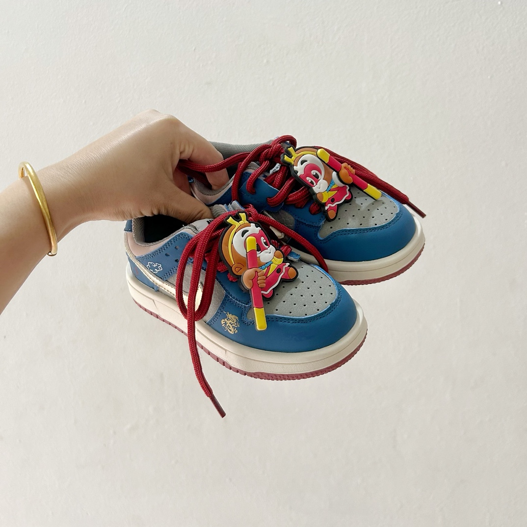 📍 🔗Air Jordan 1 联名款中邦儿童篮球鞋 尺码：26-37码 🏀 在篮球场上，每个小球员都渴望拥有一双专属的战靴，让自己在赛场上更加闪耀。今天，我们就来揭秘这双由经典与创意融合的Air Jordan 1联名款中邦儿童篮球鞋，它不仅承载着乔丹品牌的传奇故事，更是专为孩子们设计的，让他们的每一次跳跃都能释放出无限潜能。👟 🌈 这款球鞋采用鲜艳的颜色搭配，如同彩虹般多彩，激发孩子的活力与创造力。其独特的中邦设计，既能提供良好的支撑性，又能让小脚丫自由舒展，仿佛穿上它就能轻盈如飞，轻松应对各种步伐与动作。👠 🌱 材质上，Air Jordan 1联名款选用了高质量的合成材料与透气网布，确保了鞋子的耐用性和舒适度。无论是日常训练还是激烈的比赛中，都能给予小运动员们全方位的支持。🛡️ 🔥 设计灵感源自于乔丹的经典系列，每一针一线都透露出不凡的气质。这款联名鞋款不仅是一个篮球爱好者的必备单品，更是一件展现个性与自信的时尚配饰。孩子们穿上它，就像是站在了聚光灯下，成为场上的明星。✨-选品中心