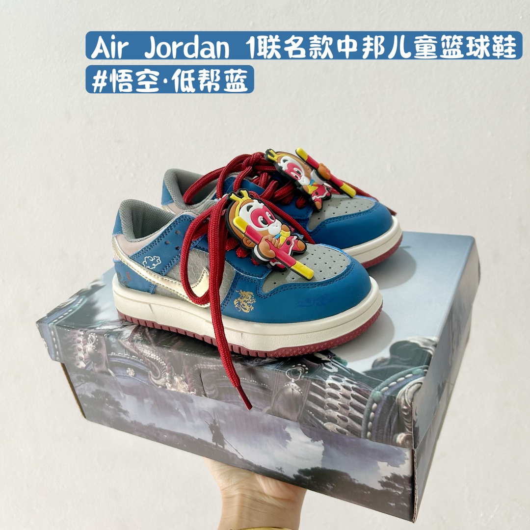 🚦配色合集🔻 🔗Air Jordan 1 联名款中邦儿童篮球鞋 尺码：26-37码 🏀 在篮球场上，每个小球员都渴望拥有一双专属的战靴，让自己在赛场上更加闪耀。今天，我们就来揭秘这双由经典与创意融合的Air Jordan 1联名款中邦儿童篮球鞋，它不仅承载着乔丹品牌的传奇故事，更是专为孩子们设计的，让他们的每一次跳跃都能释放出无限潜能。👟 🌈 这款球鞋采用鲜艳的颜色搭配，如同彩虹般多彩，激发孩子的活力与创造力。其独特的中邦设计，既能提供良好的支撑性，又能让小脚丫自由舒展，仿佛穿上它就能轻盈如飞，轻松应对各种步伐与动作。👠 🌱 材质上，Air Jordan 1联名款选用了高质量的合成材料与透气网布，确保了鞋子的耐用性和舒适度。无论是日常训练还是激烈的比赛中，都能给予小运动员们全方位的支持。🛡️ 🔥 设计灵感源自于乔丹的经典系列，每一针一线都透露出不凡的气质。这款联名鞋款不仅是一个篮球爱好者的必备单品，更是一件展现个性与自信的时尚配饰。孩子们穿上它，就像是站在了聚光灯下，成为场上的明星。✨-选品中心
