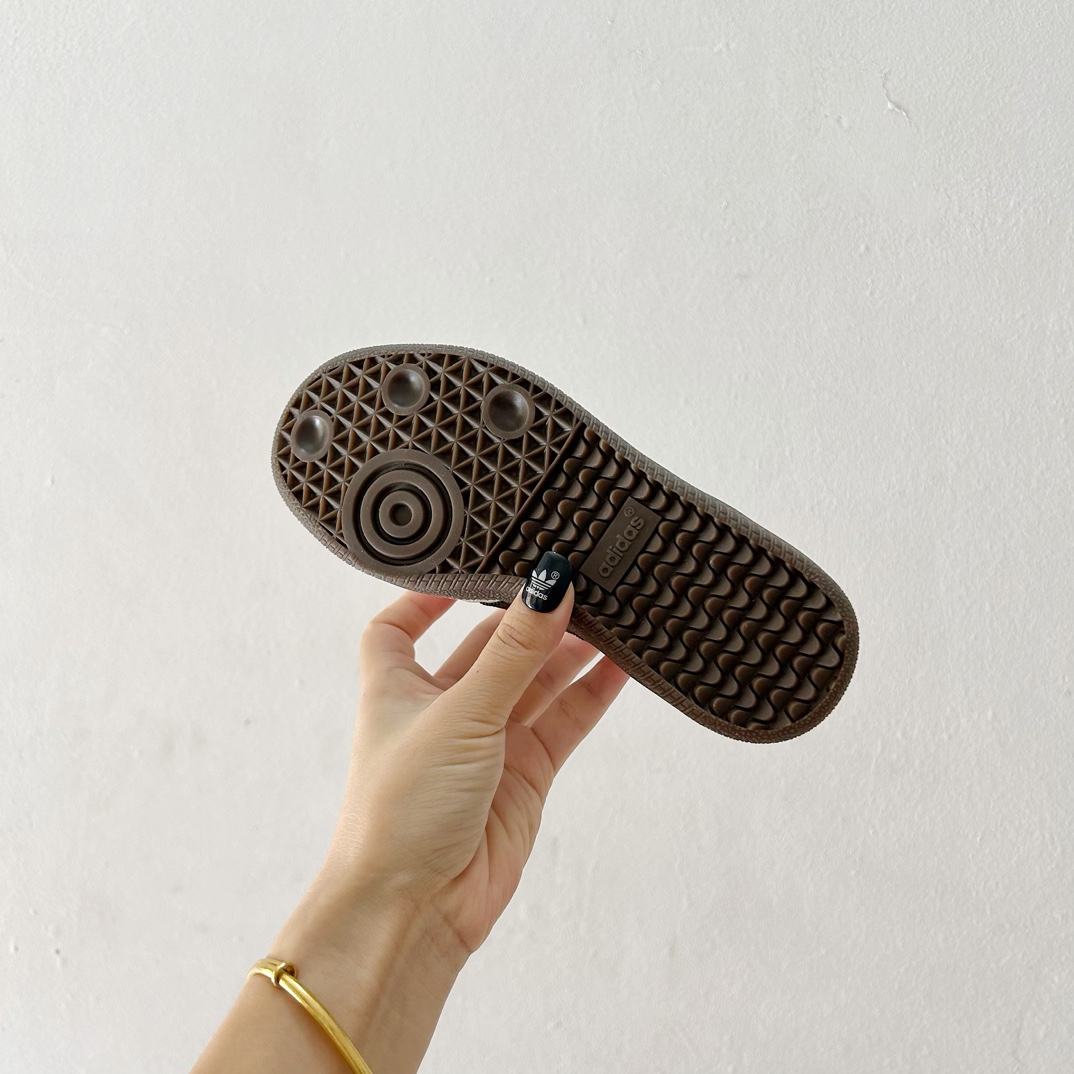 图片[9]-🔗Adidas德训儿童板鞋 尺码：24-35码 全网的爆炸款💥 被问疯的儿童德训鞋！！舒适百搭天花板❗️可盐可甜的潮流气息，看上直接打包带走！ 这双鞋请务必收下！时尚等级提升不止一点点！闭眼冲啊～-选品中心