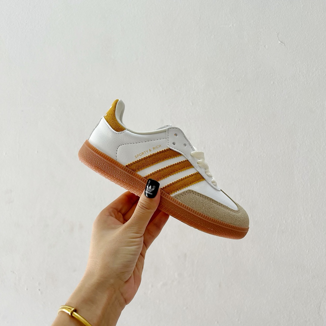 图片[2]-🔗Adidas德训儿童板鞋 尺码：24-35码 全网的爆炸款💥 被问疯的儿童德训鞋！！舒适百搭天花板❗️可盐可甜的潮流气息，看上直接打包带走！ 这双鞋请务必收下！时尚等级提升不止一点点！闭眼冲啊～-选品中心