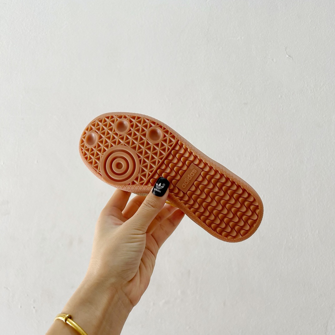 图片[9]-🔗Adidas德训儿童板鞋 尺码：24-35码 全网的爆炸款💥 被问疯的儿童德训鞋！！舒适百搭天花板❗️可盐可甜的潮流气息，看上直接打包带走！ 这双鞋请务必收下！时尚等级提升不止一点点！闭眼冲啊～-选品中心