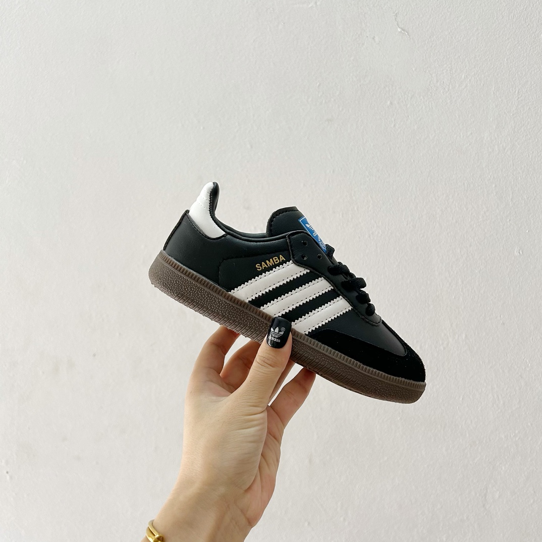 图片[2]-🔗Adidas德训儿童板鞋 尺码：24-35码 全网的爆炸款💥 被问疯的儿童德训鞋！！舒适百搭天花板❗️可盐可甜的潮流气息，看上直接打包带走！ 这双鞋请务必收下！时尚等级提升不止一点点！闭眼冲啊～-选品中心