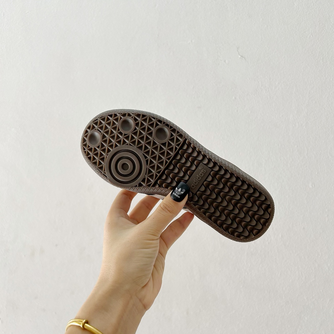 图片[9]-🔗Adidas德训儿童板鞋 尺码：24-35码 全网的爆炸款💥 被问疯的儿童德训鞋！！舒适百搭天花板❗️可盐可甜的潮流气息，看上直接打包带走！ 这双鞋请务必收下！时尚等级提升不止一点点！闭眼冲啊～-选品中心