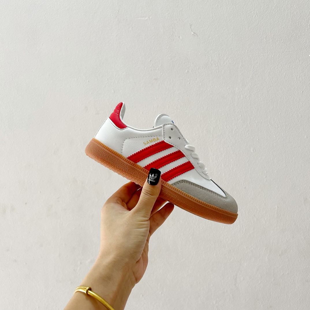 图片[2]-🔗Adidas德训儿童板鞋 尺码：24-35码 全网的爆炸款💥 被问疯的儿童德训鞋！！舒适百搭天花板❗️可盐可甜的潮流气息，看上直接打包带走！ 这双鞋请务必收下！时尚等级提升不止一点点！闭眼冲啊～-选品中心