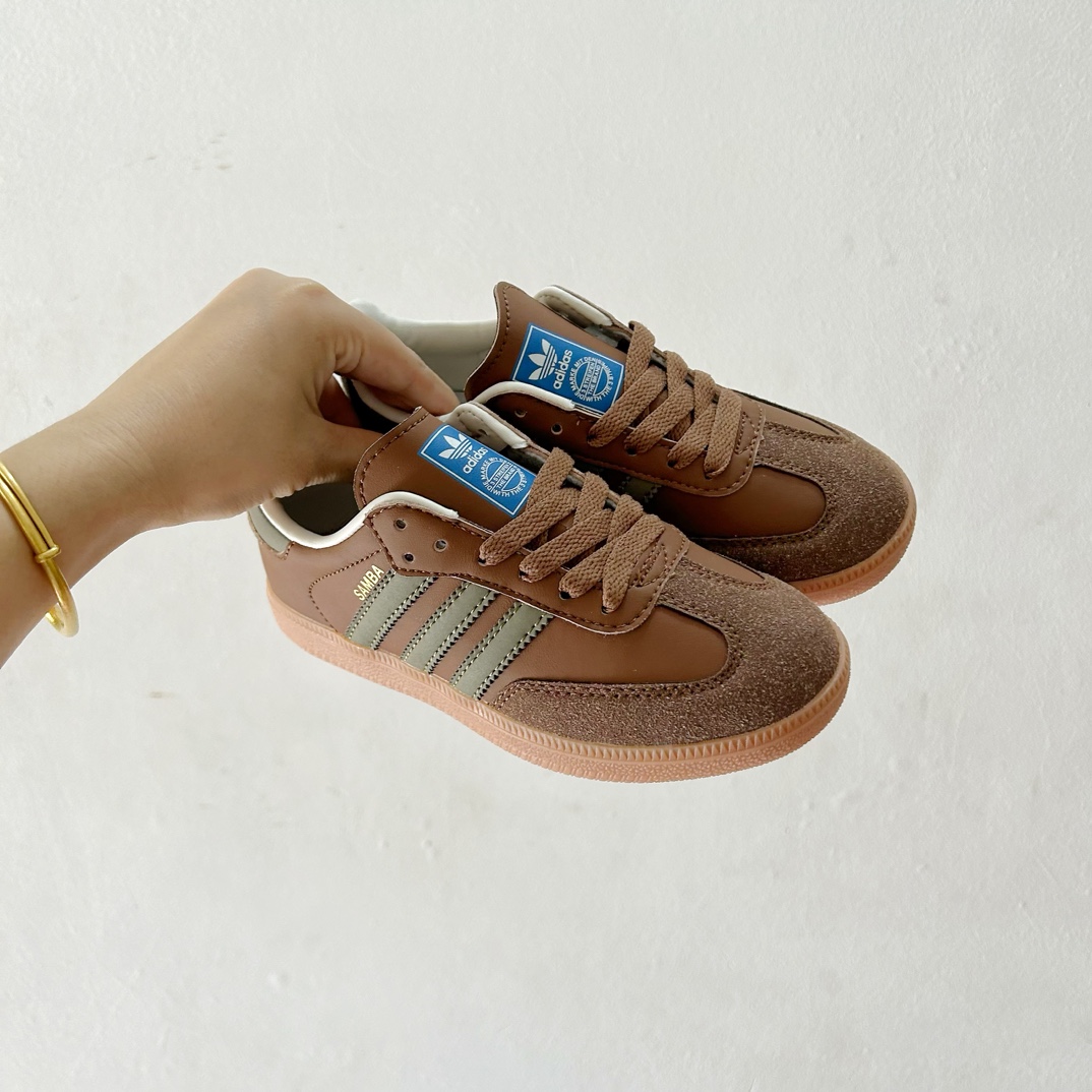 🔗Adidas德训儿童板鞋 尺码：24-35码 全网的爆炸款💥 被问疯的儿童德训鞋！！舒适百搭天花板❗️可盐可甜的潮流气息，看上直接打包带走！ 这双鞋请务必收下！时尚等级提升不止一点点！闭眼冲啊～-选品中心