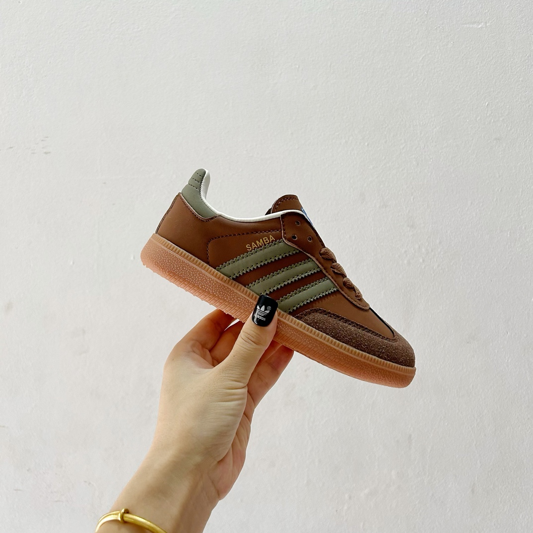 图片[2]-🔗Adidas德训儿童板鞋 尺码：24-35码 全网的爆炸款💥 被问疯的儿童德训鞋！！舒适百搭天花板❗️可盐可甜的潮流气息，看上直接打包带走！ 这双鞋请务必收下！时尚等级提升不止一点点！闭眼冲啊～-选品中心