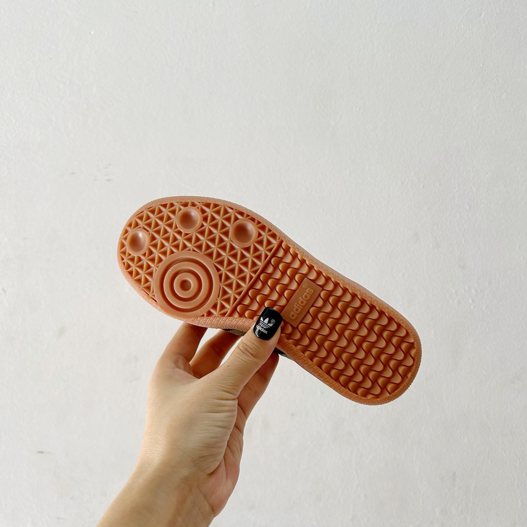 图片[9]-🔗Adidas德训儿童板鞋 尺码：24-35码 全网的爆炸款💥 被问疯的儿童德训鞋！！舒适百搭天花板❗️可盐可甜的潮流气息，看上直接打包带走！ 这双鞋请务必收下！时尚等级提升不止一点点！闭眼冲啊～-选品中心