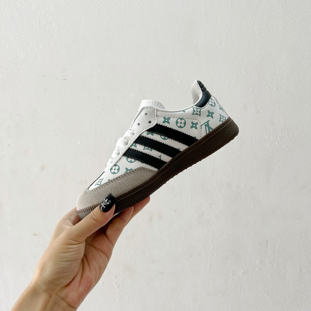 图片[4]-🔗Adidas德训儿童板鞋 尺码：24-35码 全网的爆炸款💥 被问疯的儿童德训鞋！！舒适百搭天花板❗️可盐可甜的潮流气息，看上直接打包带走！ 这双鞋请务必收下！时尚等级提升不止一点点！闭眼冲啊～-选品中心