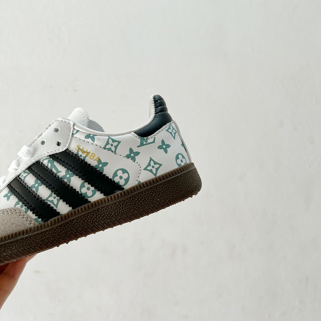 图片[8]-🔗Adidas德训儿童板鞋 尺码：24-35码 全网的爆炸款💥 被问疯的儿童德训鞋！！舒适百搭天花板❗️可盐可甜的潮流气息，看上直接打包带走！ 这双鞋请务必收下！时尚等级提升不止一点点！闭眼冲啊～-选品中心