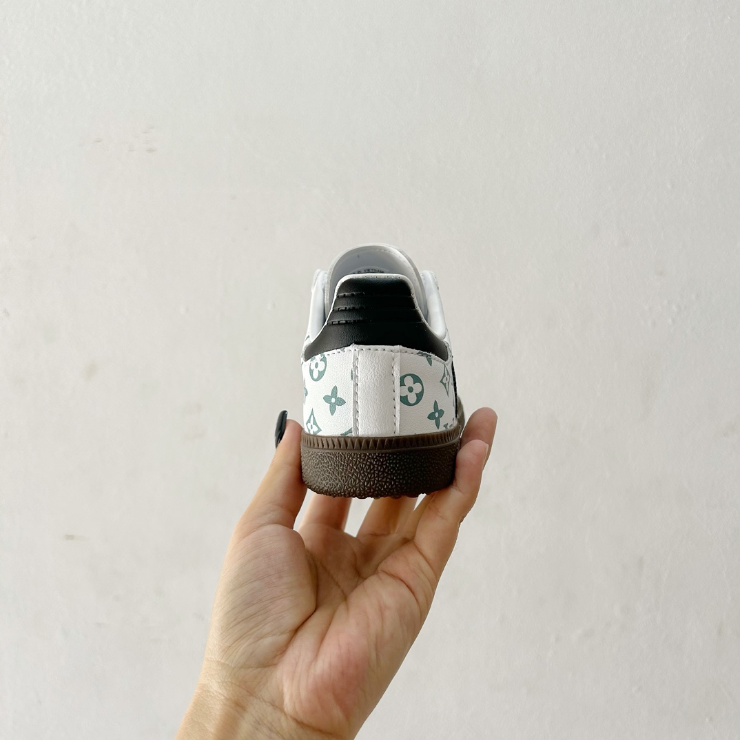 图片[6]-🔗Adidas德训儿童板鞋 尺码：24-35码 全网的爆炸款💥 被问疯的儿童德训鞋！！舒适百搭天花板❗️可盐可甜的潮流气息，看上直接打包带走！ 这双鞋请务必收下！时尚等级提升不止一点点！闭眼冲啊～-选品中心